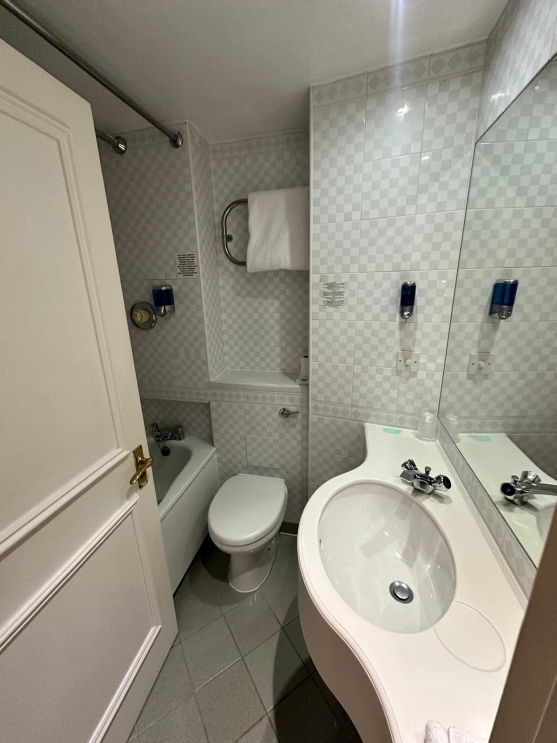 Twin Room - Photo 6