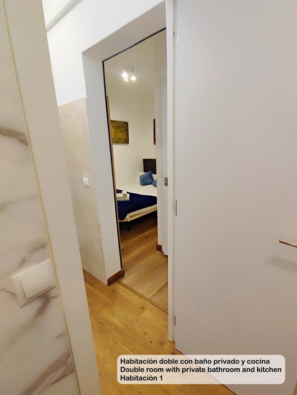 Double Room with Private Bathroom photo 2