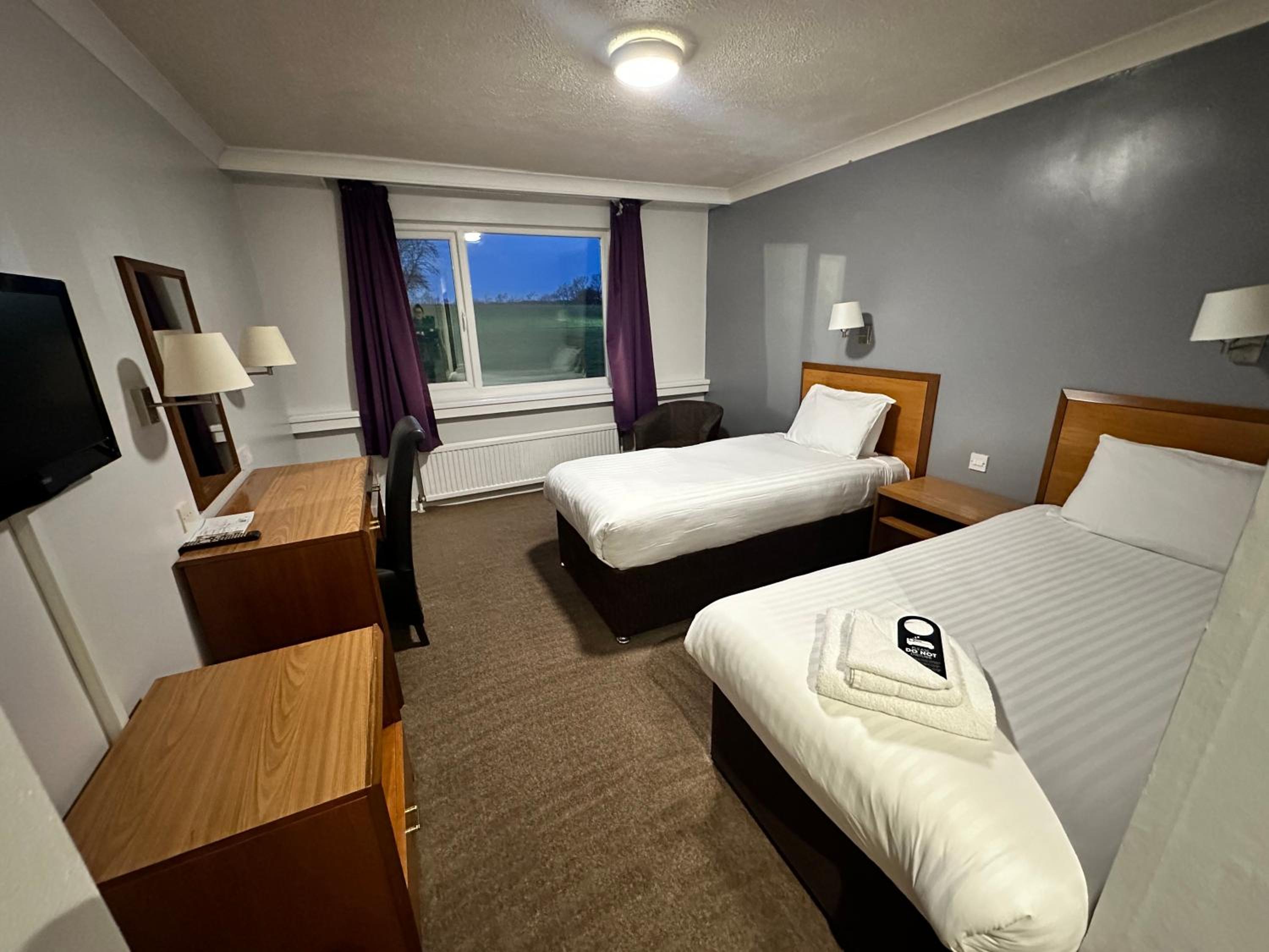 Twin Room - Photo 3