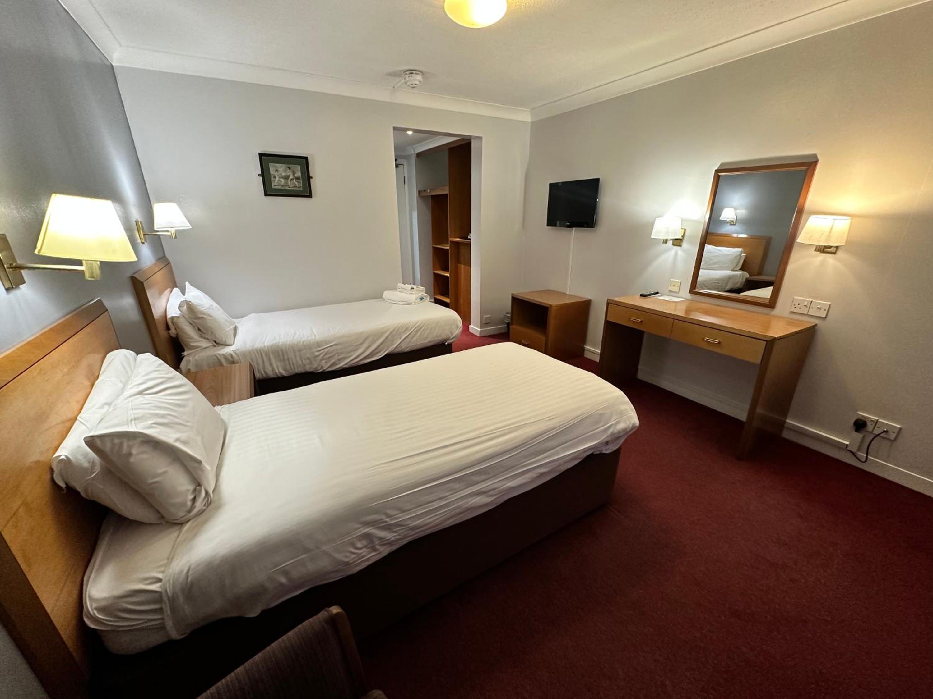 Twin Room - Photo 7