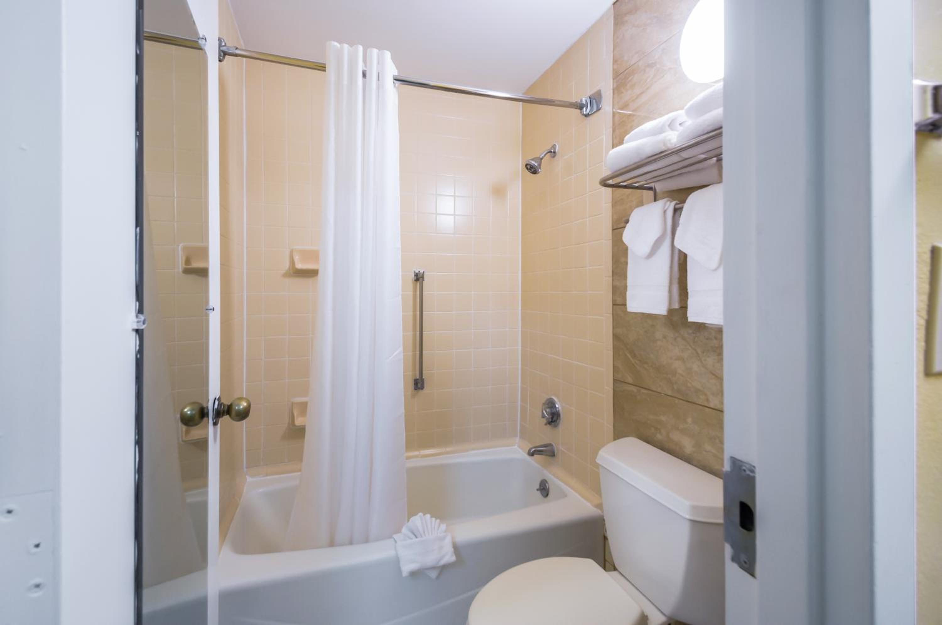 Double Room with Two Double Beds - Non-Smoking - Photo 2