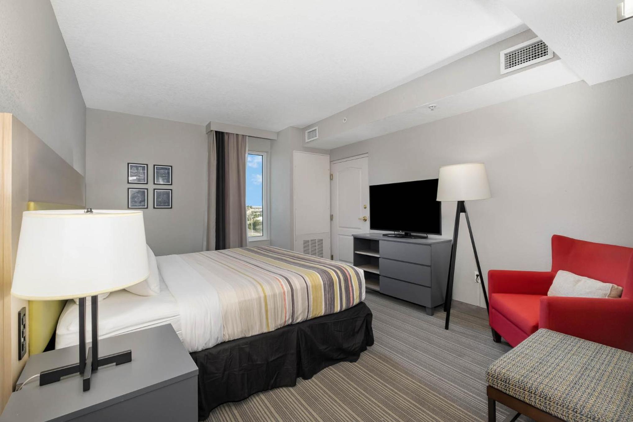 Two-Bedroom Suite with One King Bed and Two Queen Beds - Non-Smoking - Photo 4