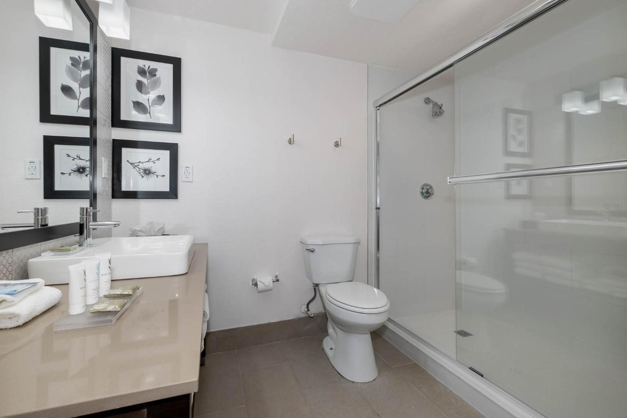 Two-Bedroom Suite with One King Bed and Two Queen Beds - Non-Smoking - Photo 3