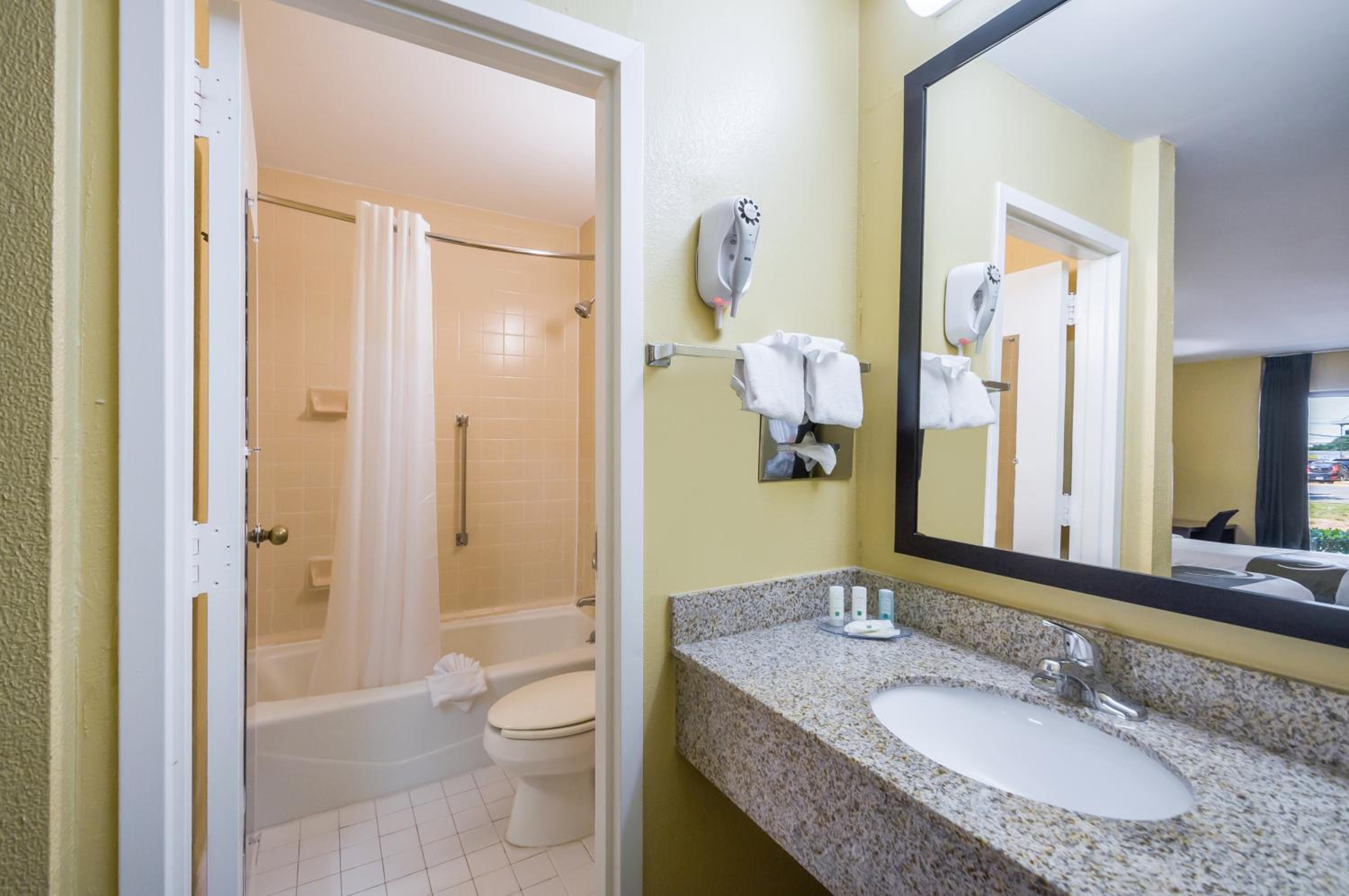 Double Room - Non-Smoking  - Photo 4