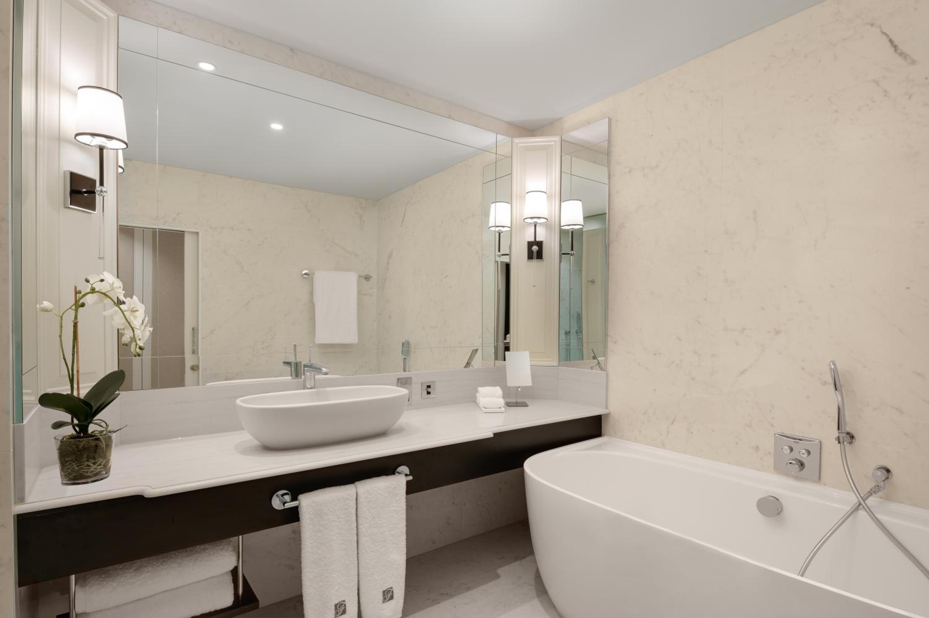 Deluxe Room with Two Double Beds and Terrace - Photo 5
