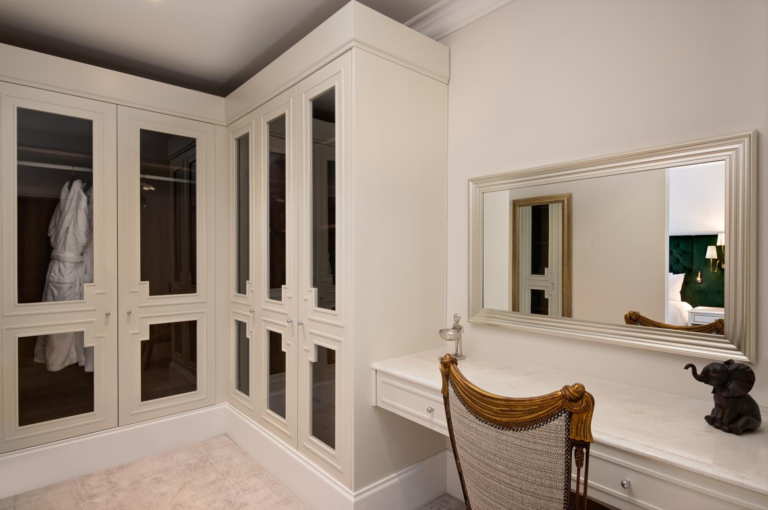 Luxury Two Bedroom Corner Suite - Photo 11