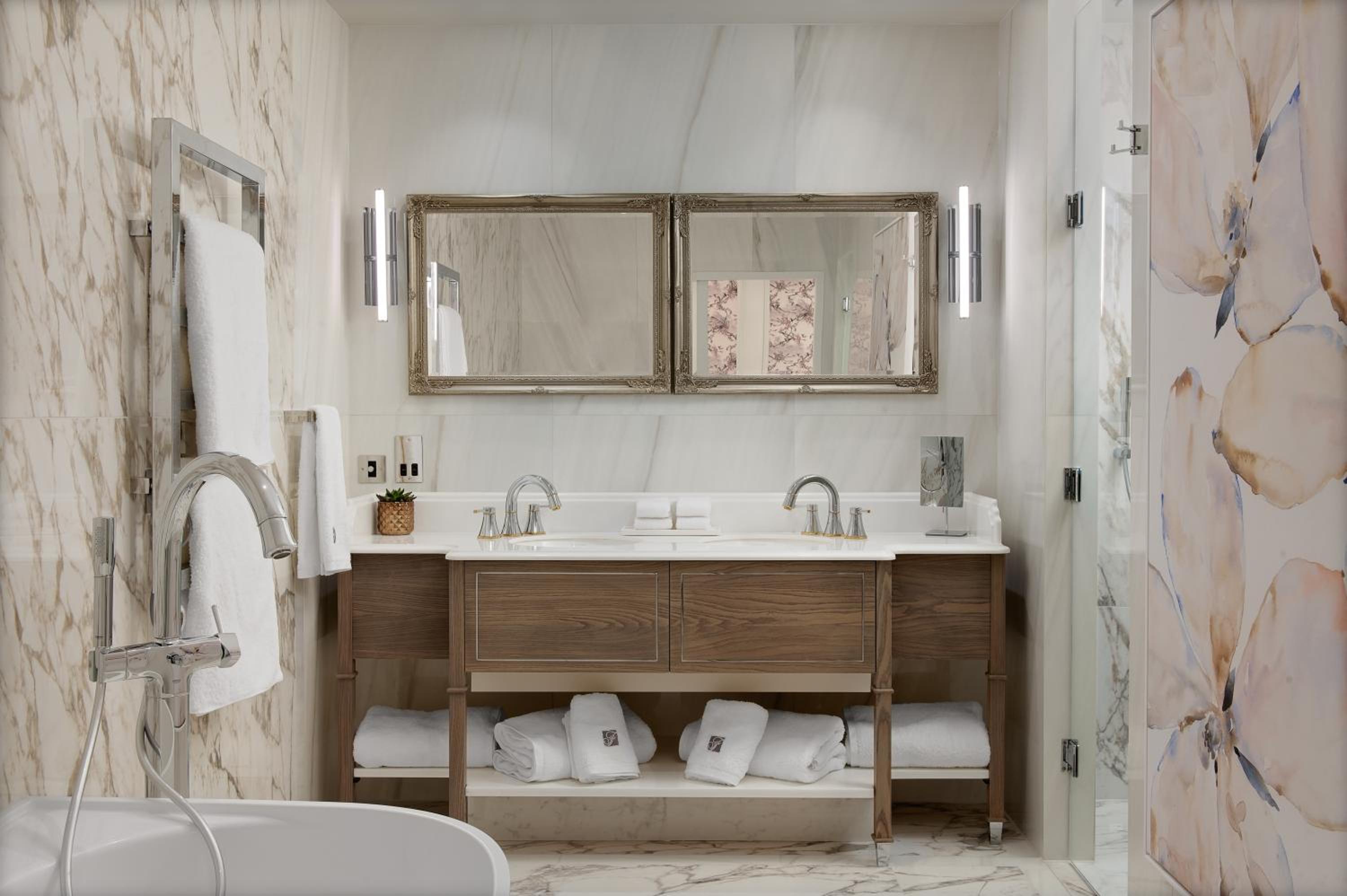 Luxury Two Bedroom Corner Suite - Photo 7