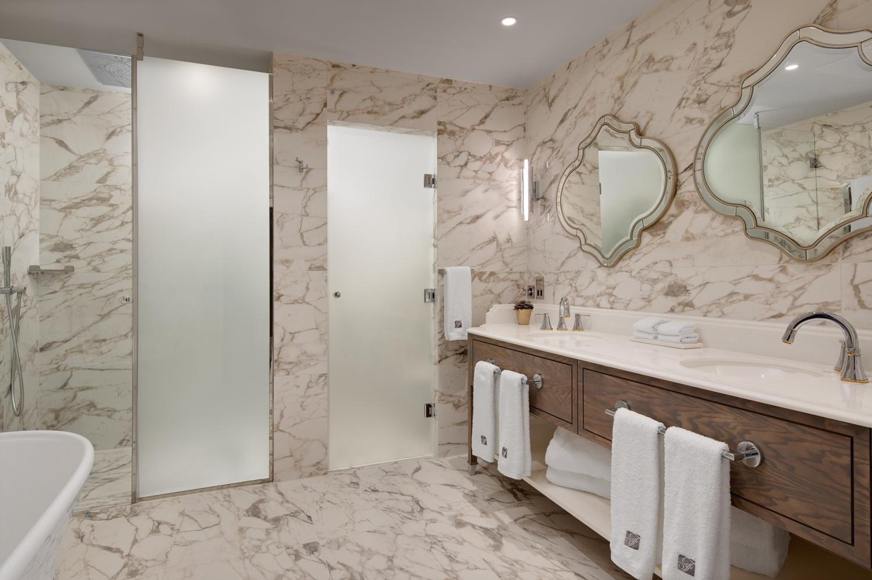 Luxury Two Bedroom Corner Suite - Photo 6