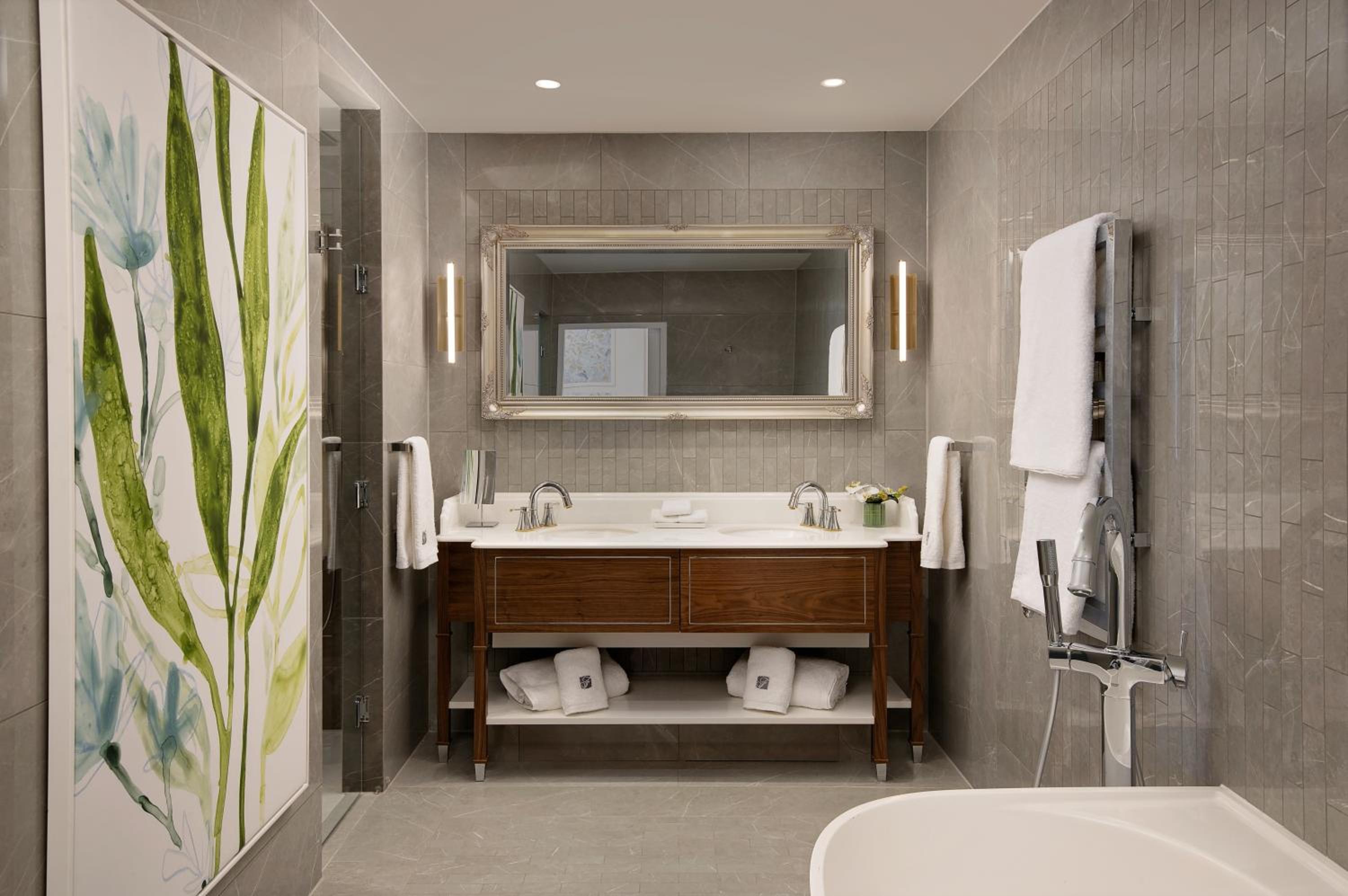 Luxury Two Bedroom Corner Suite - Photo 12