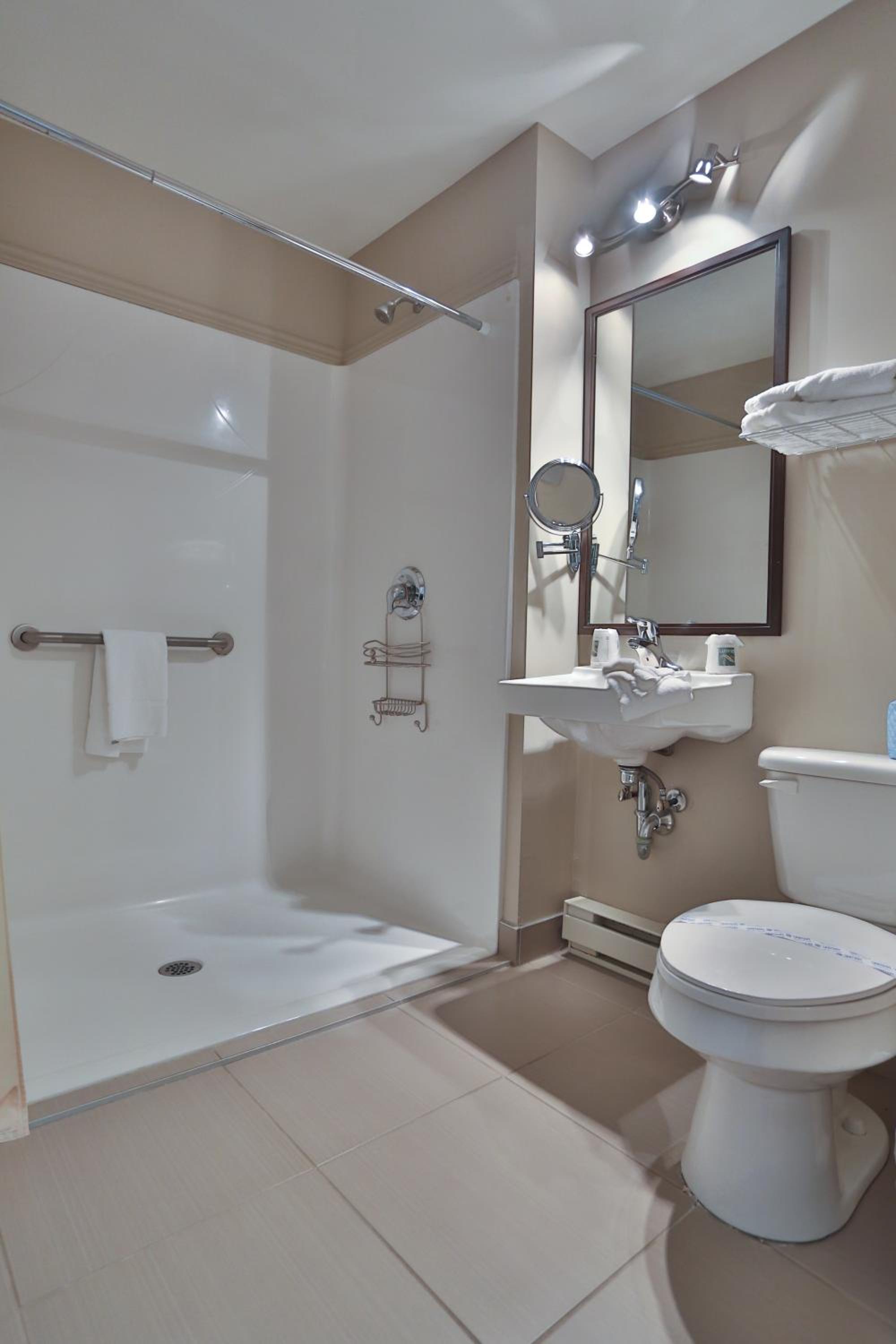 Executive Suite - Photo 2