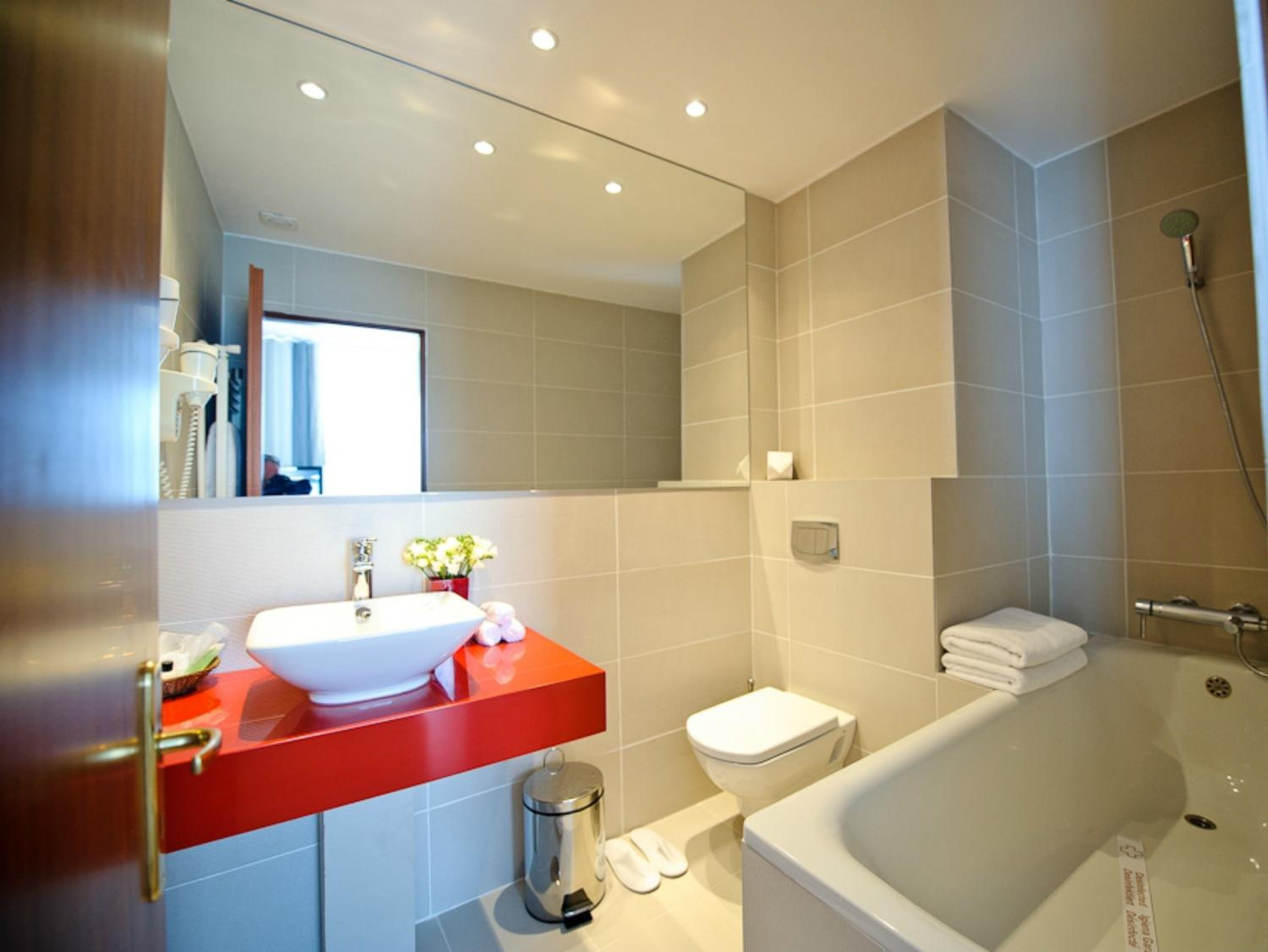 Junior Suite with Balcony - Photo 8