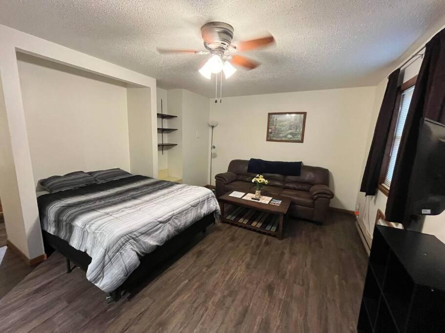 One-Bedroom Apartment photo 1