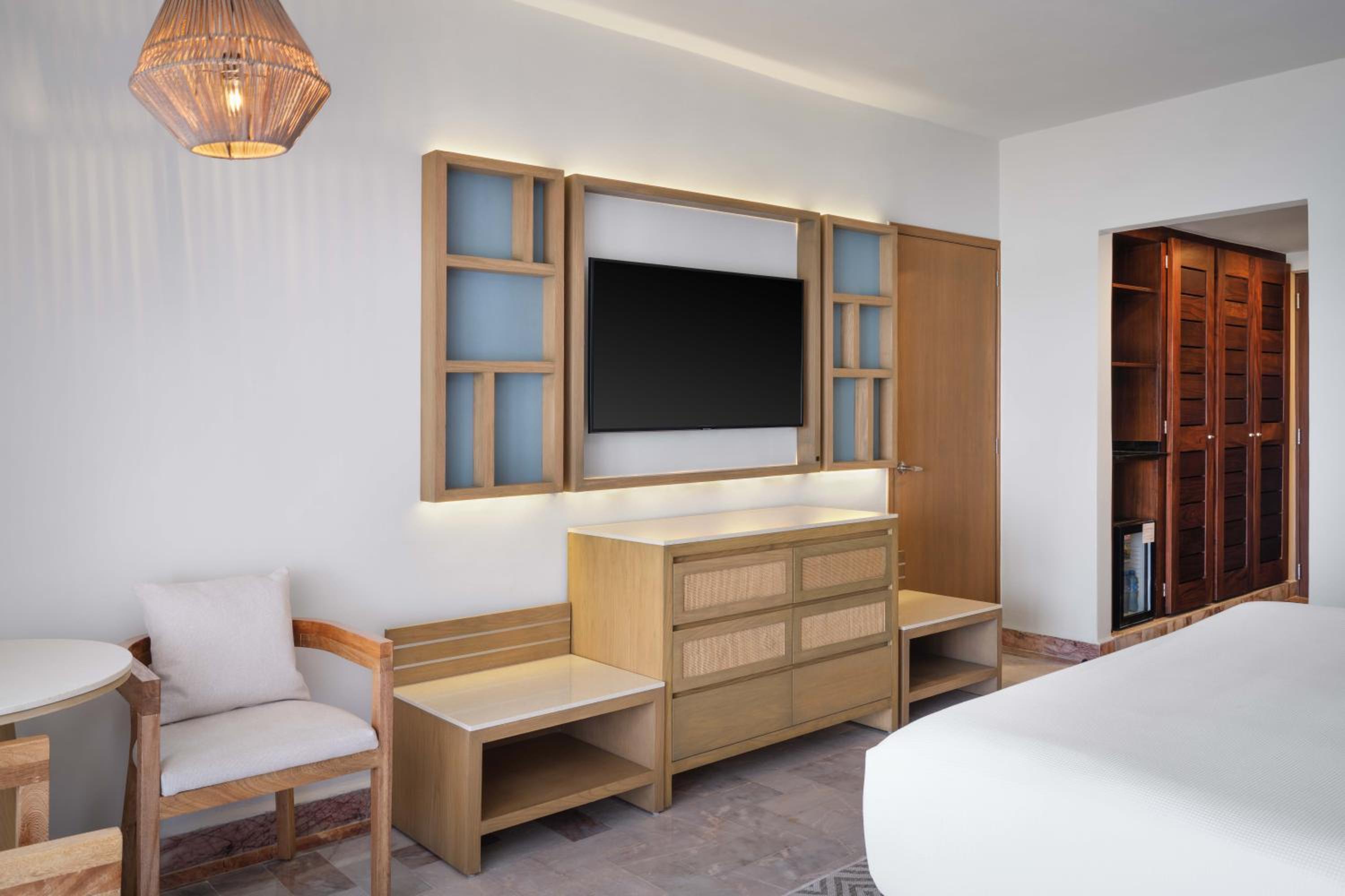 Superior King Room with Lagoon View - Non-Smoking - Photo 3