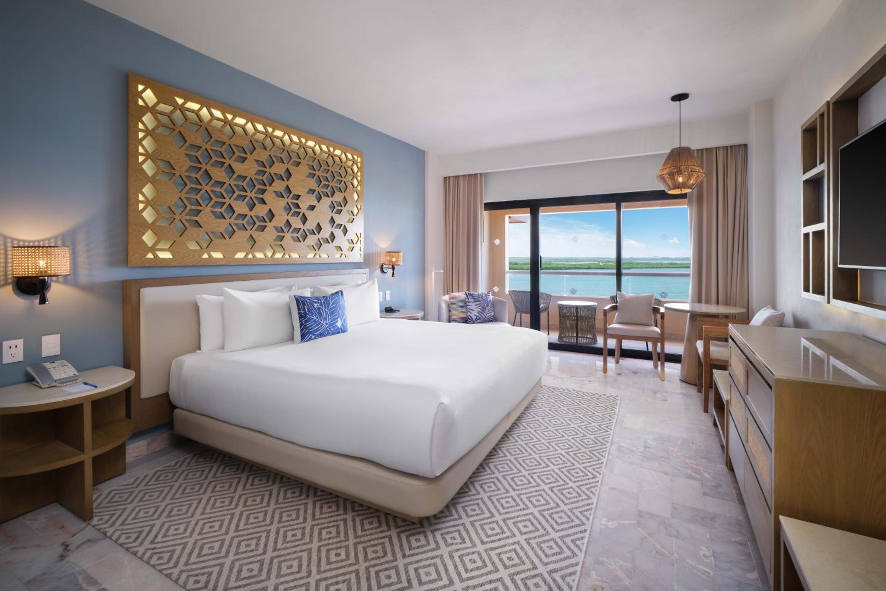 Superior King Room with Lagoon View - Non-Smoking - Photo 1