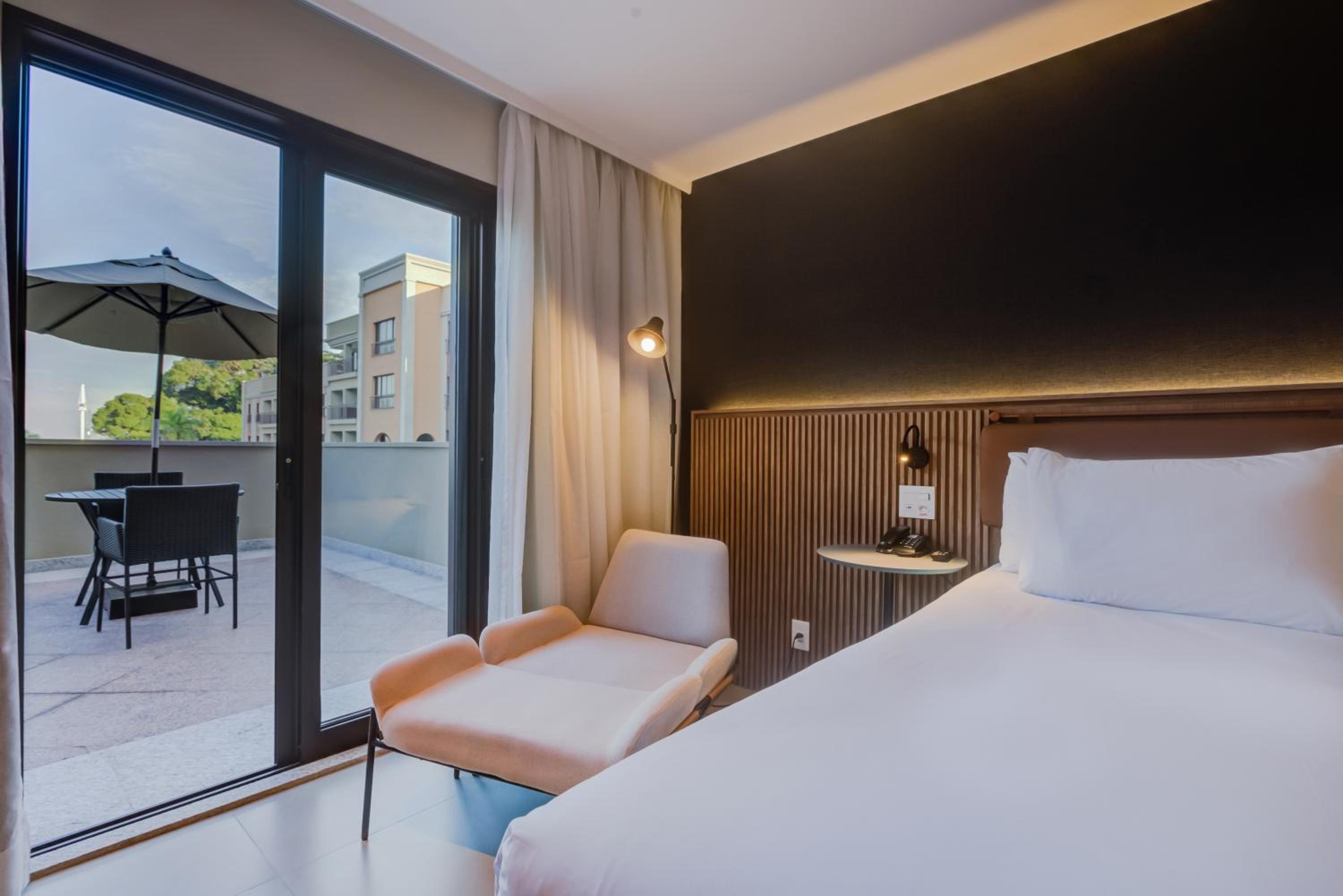 Deluxe King Room - Photo 7