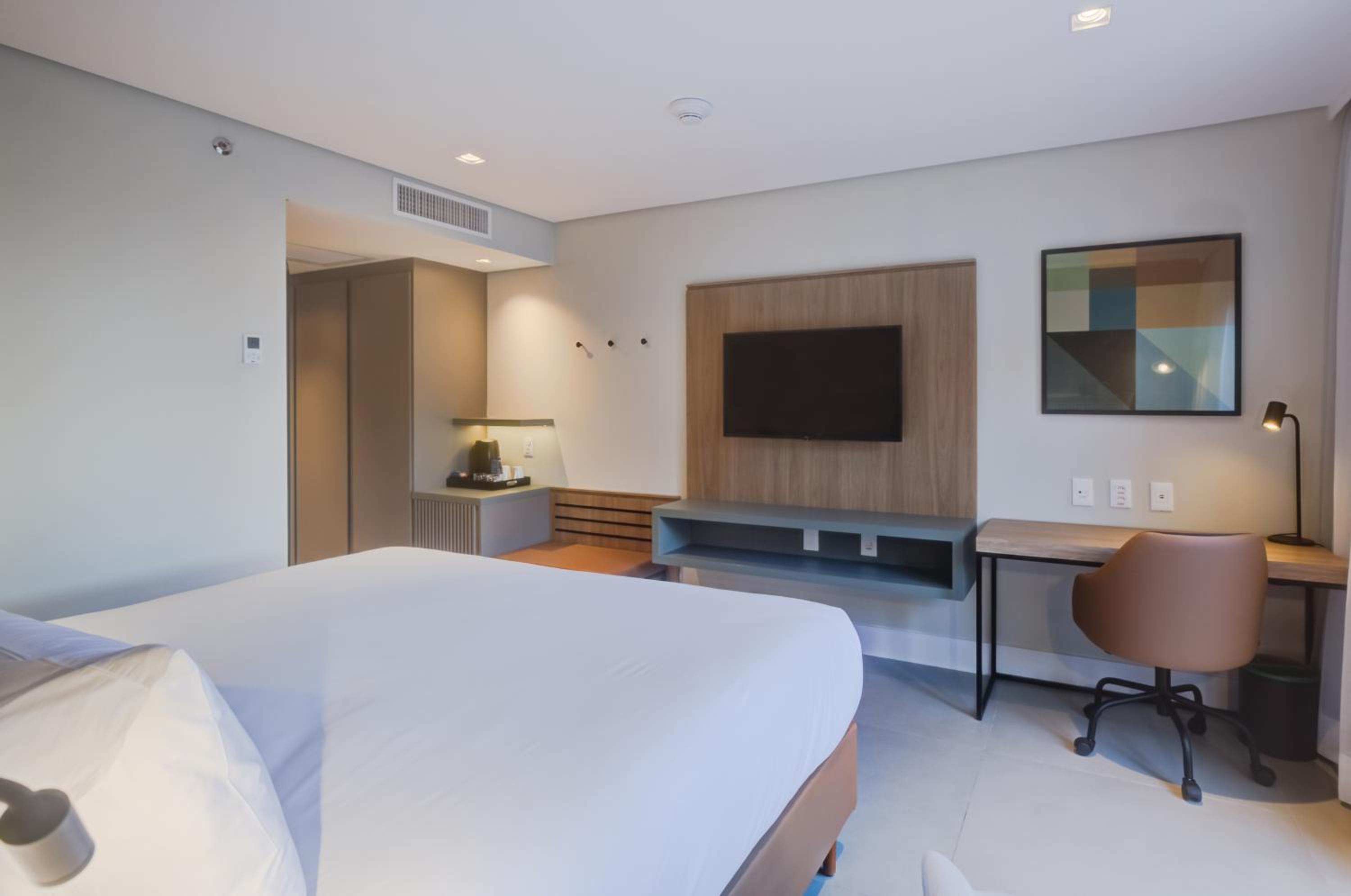 Deluxe King Room - Photo 2