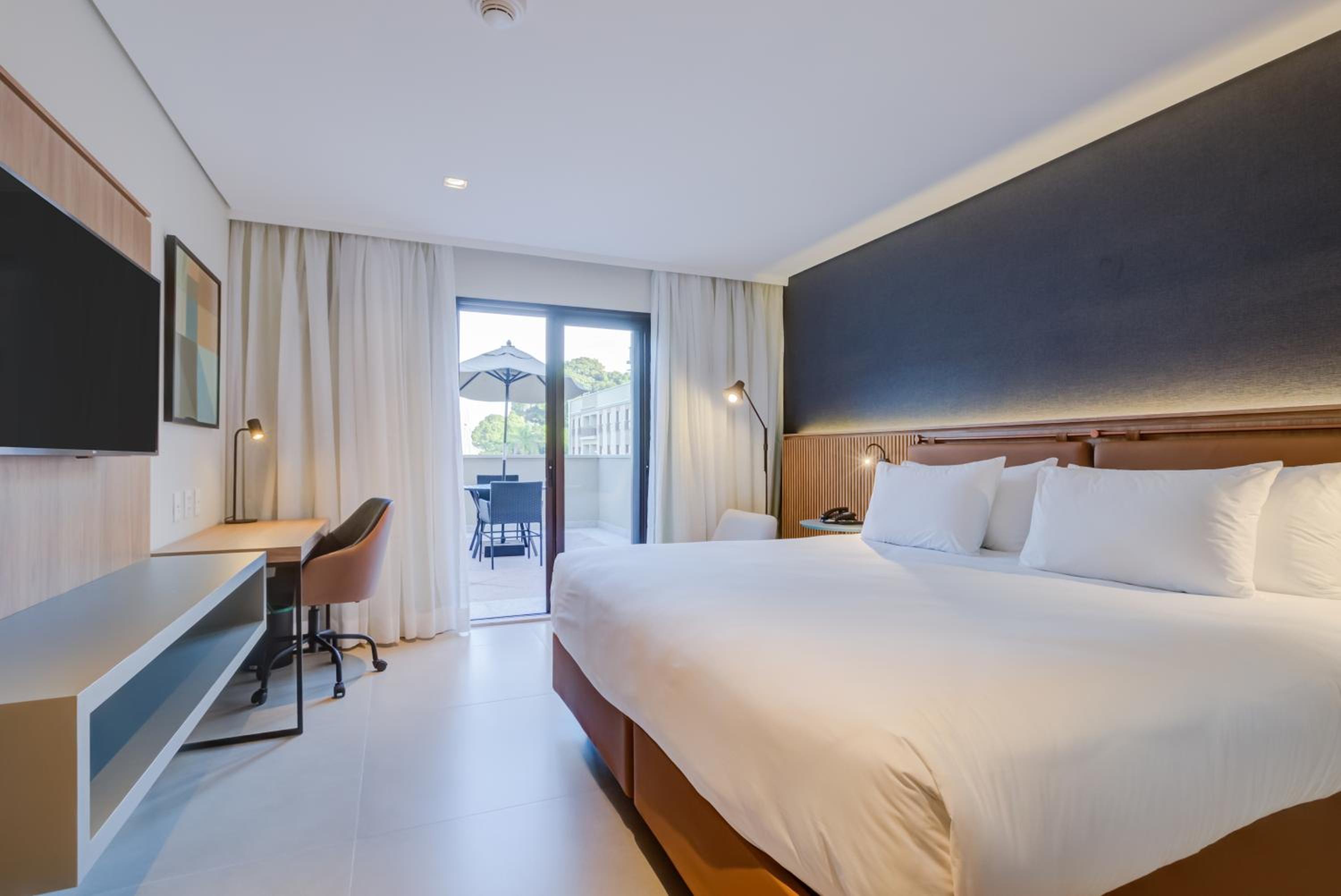 Deluxe King Room - Photo 4