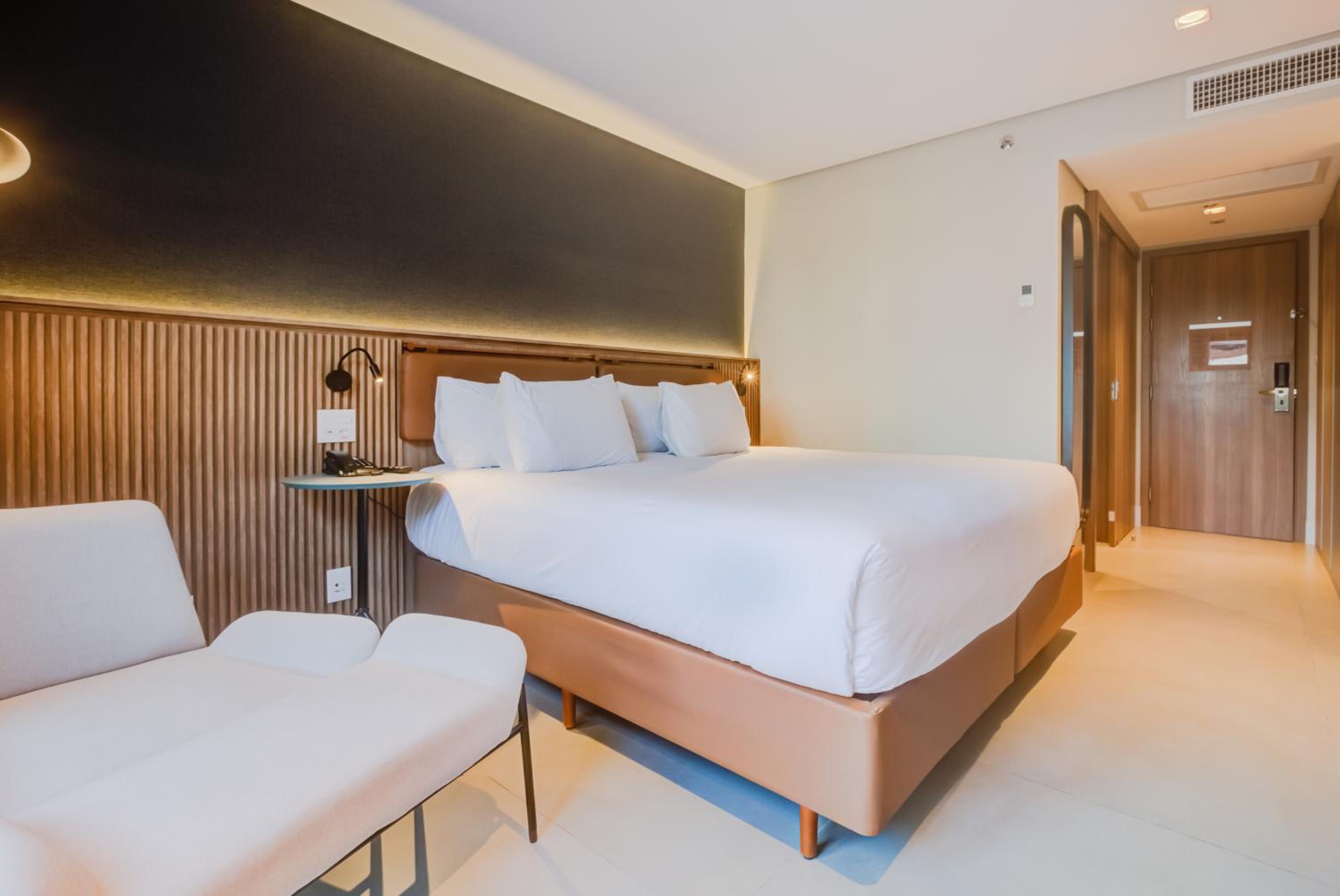 Deluxe King Room - Photo 3