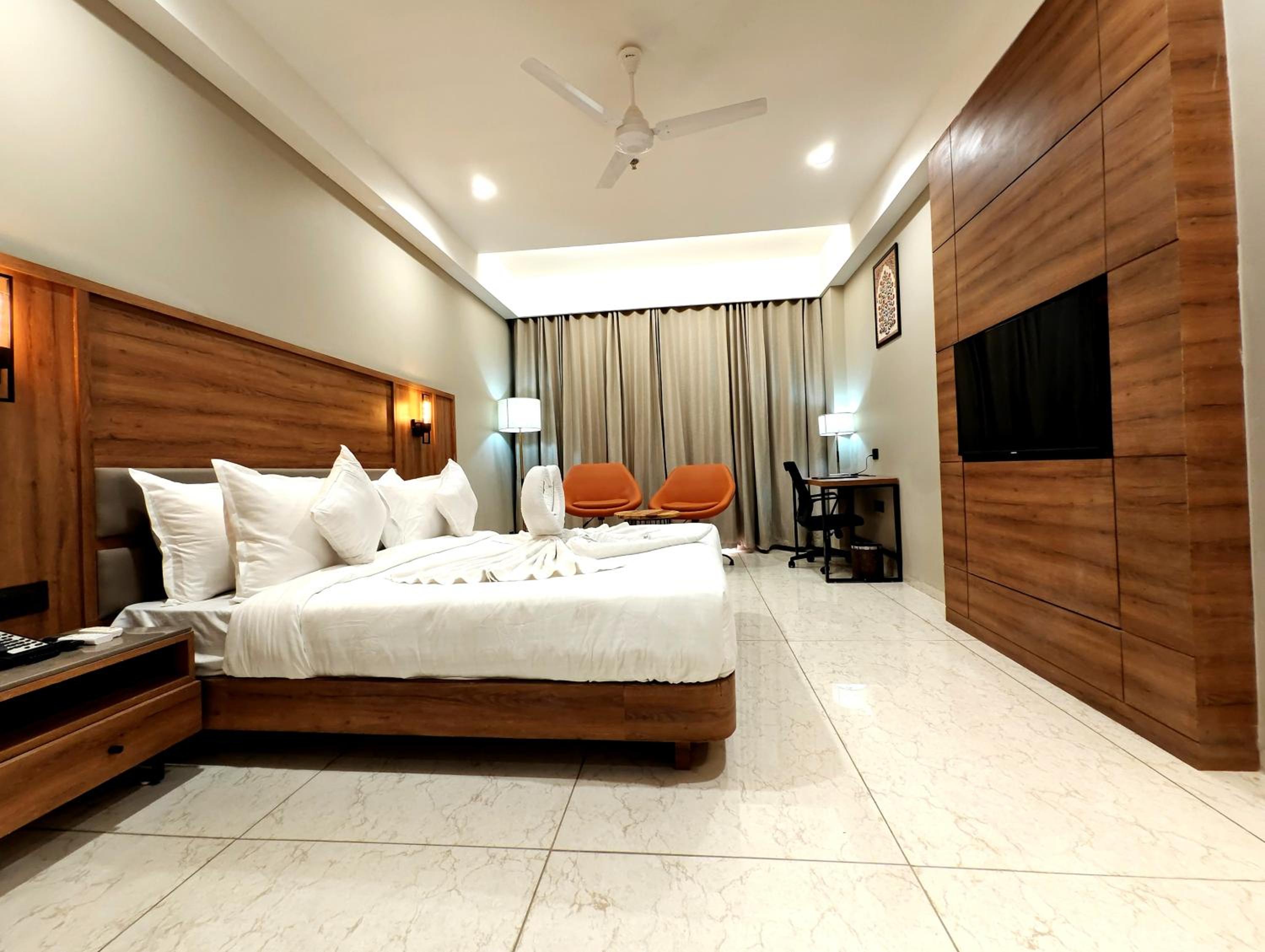 Deluxe King Room - Photo 1