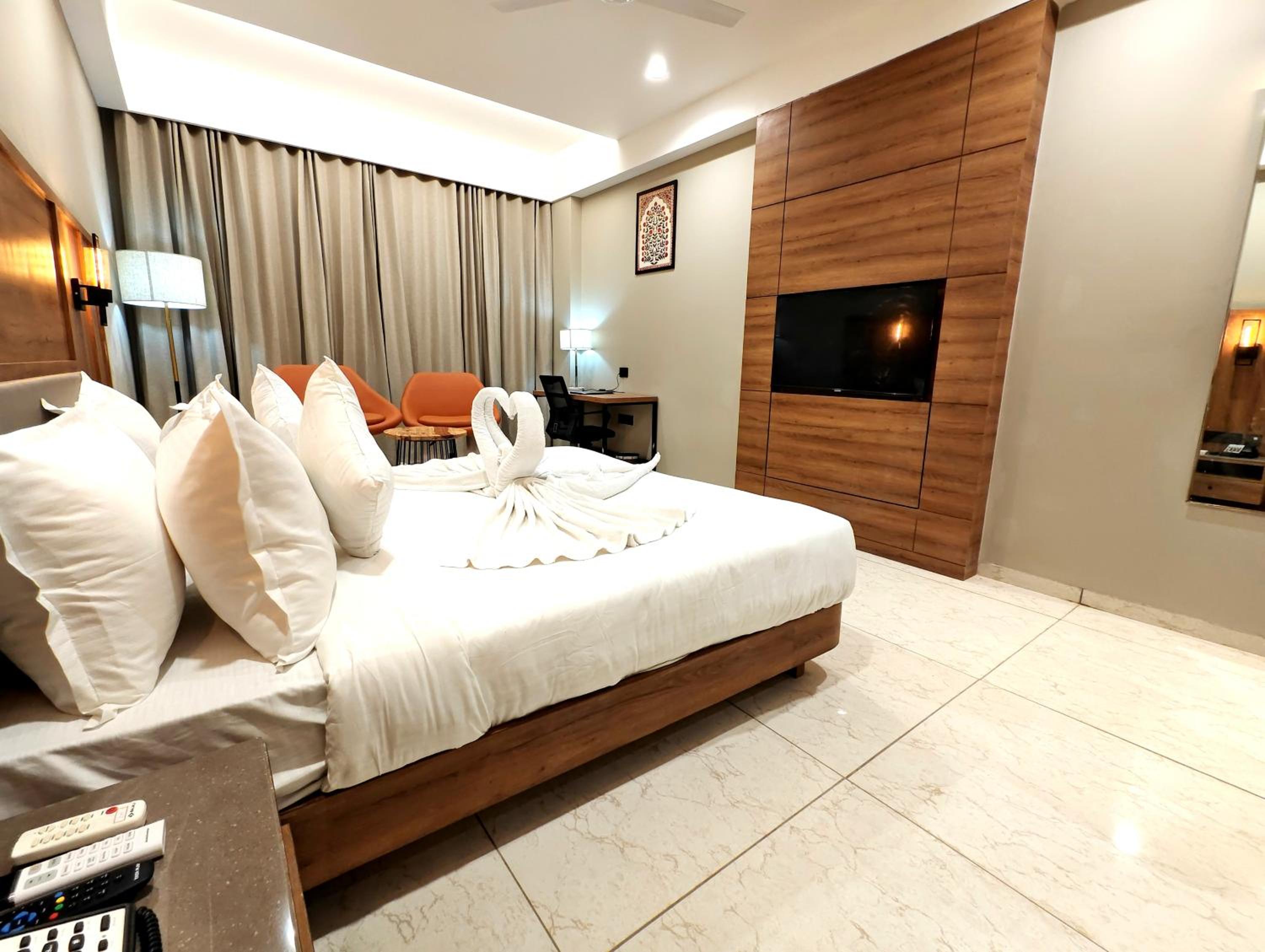 Deluxe King Room - Photo 34