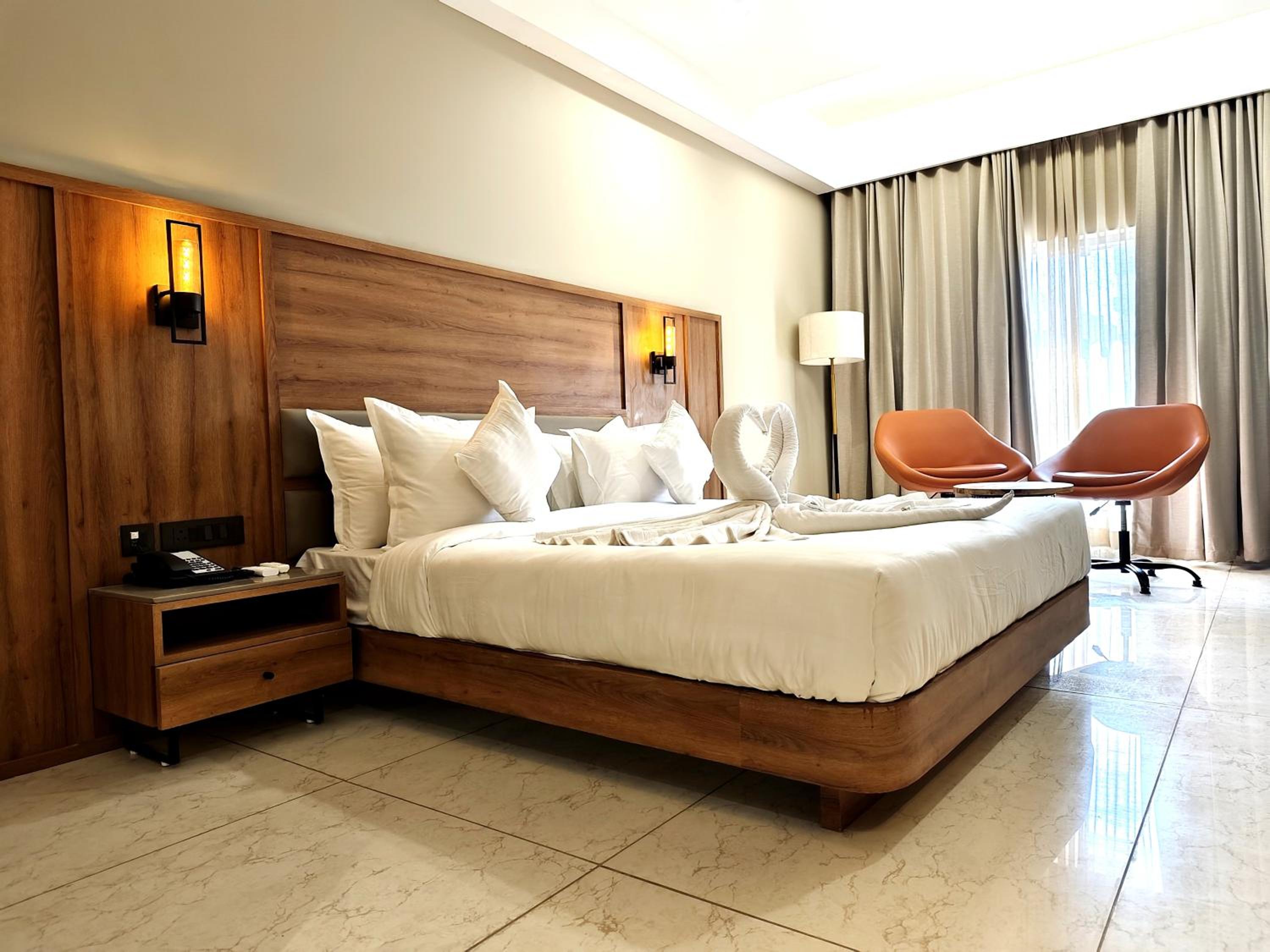 Deluxe King Room - Photo 33