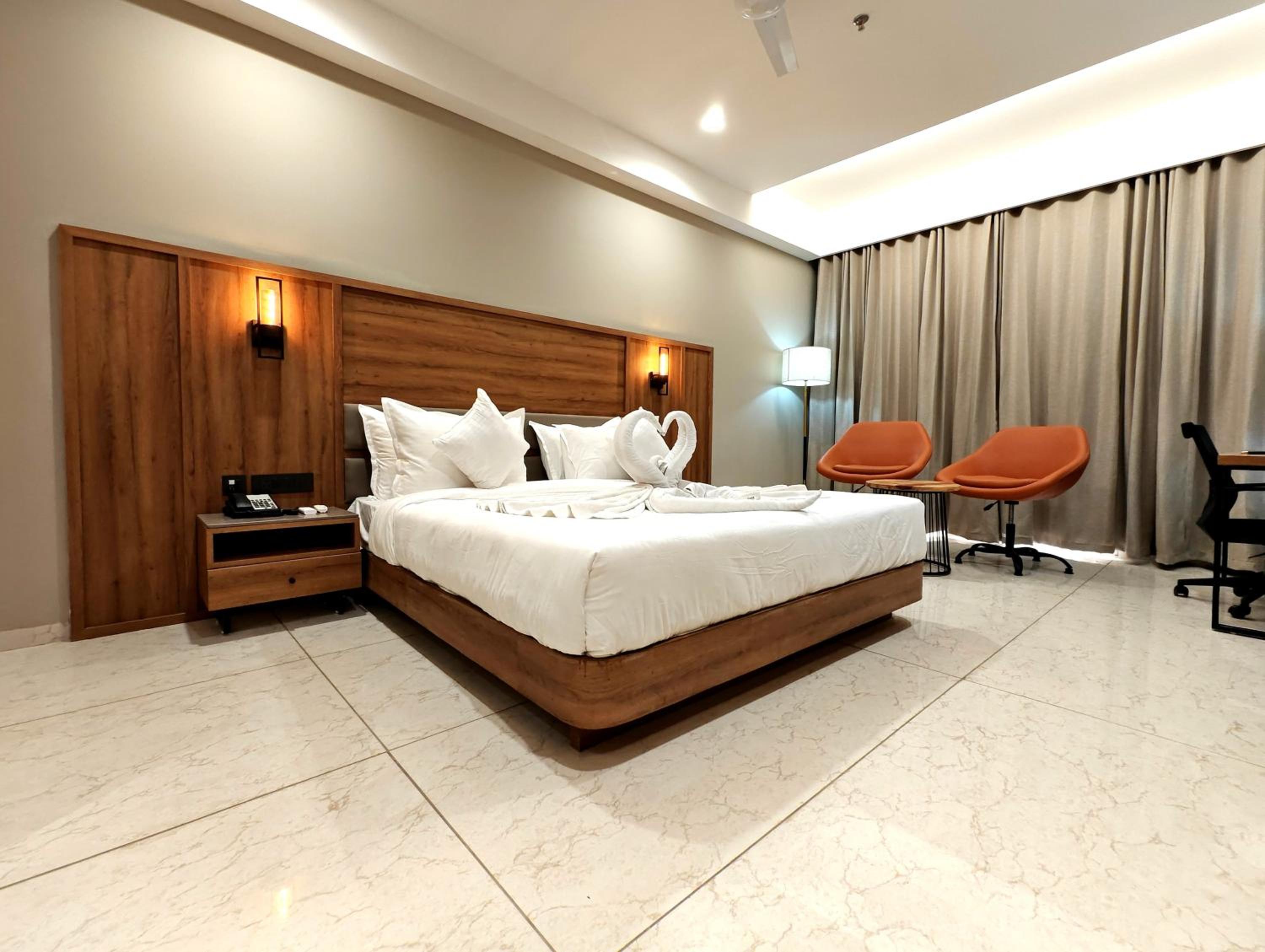 Deluxe King Room - Photo 32