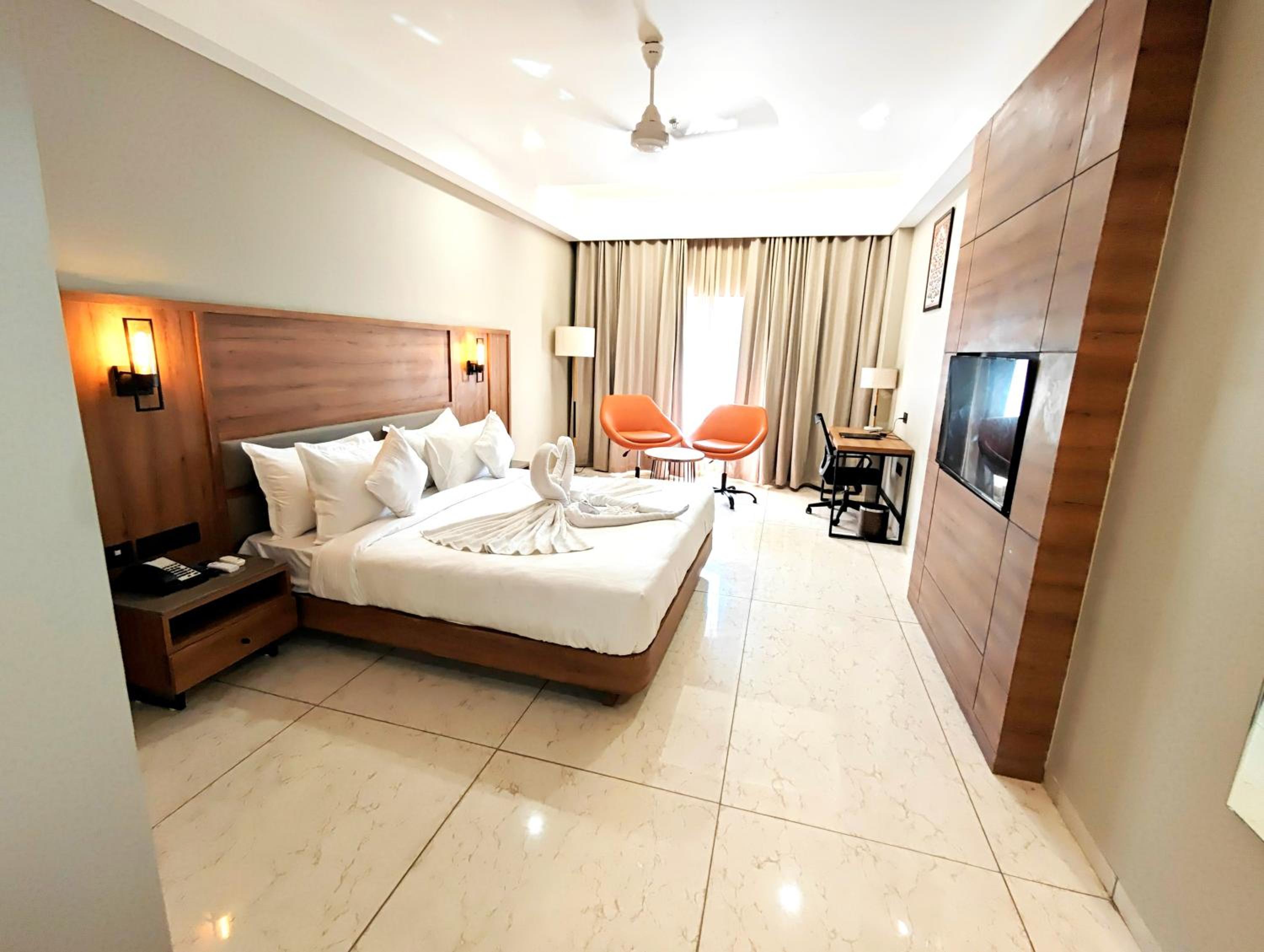 Deluxe King Room - Photo 31