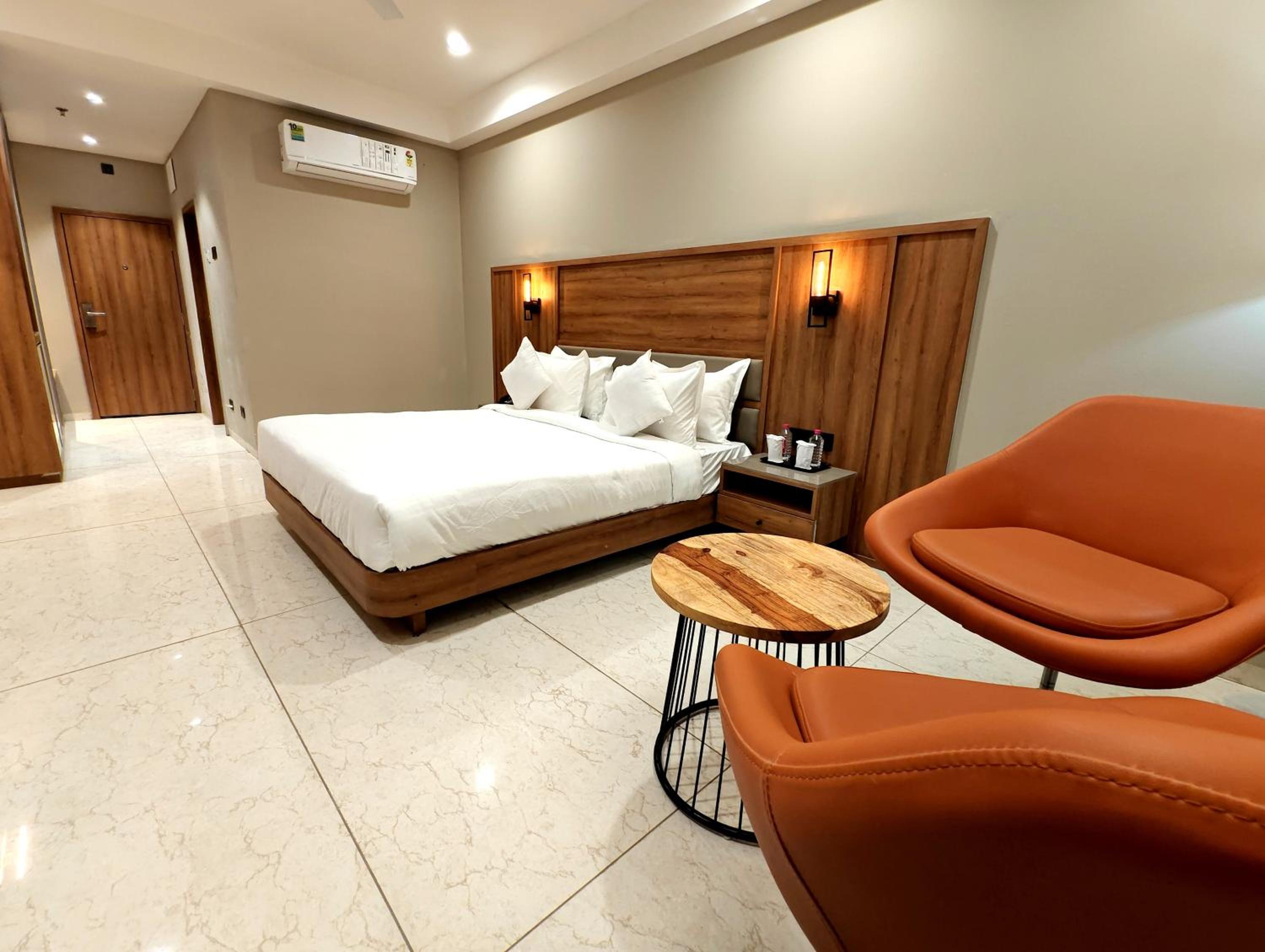 Deluxe King Room - Photo 30