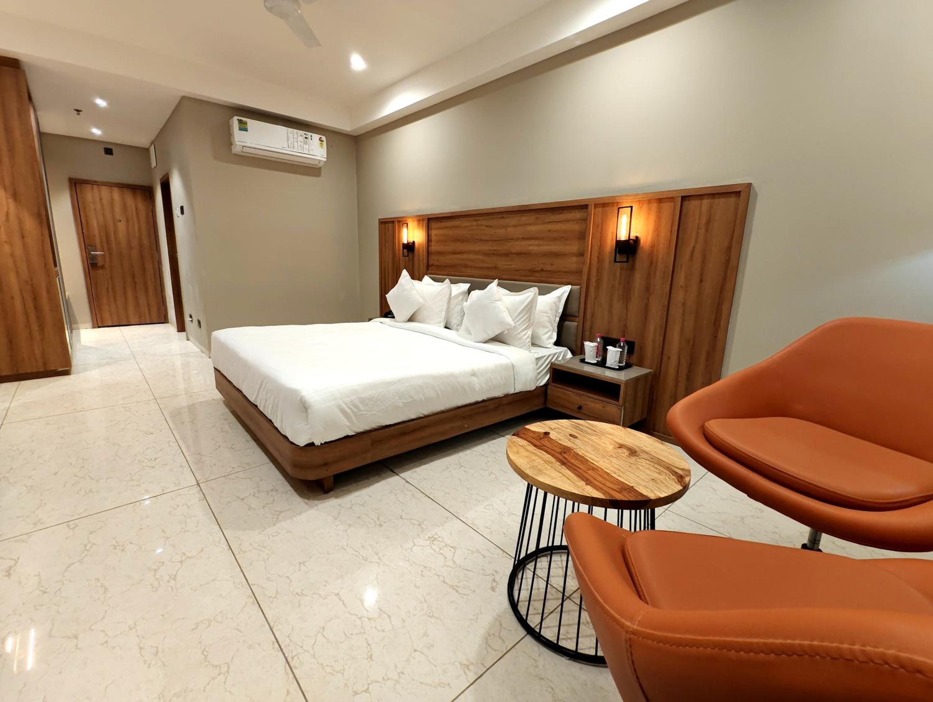 Deluxe King Room - Photo 29
