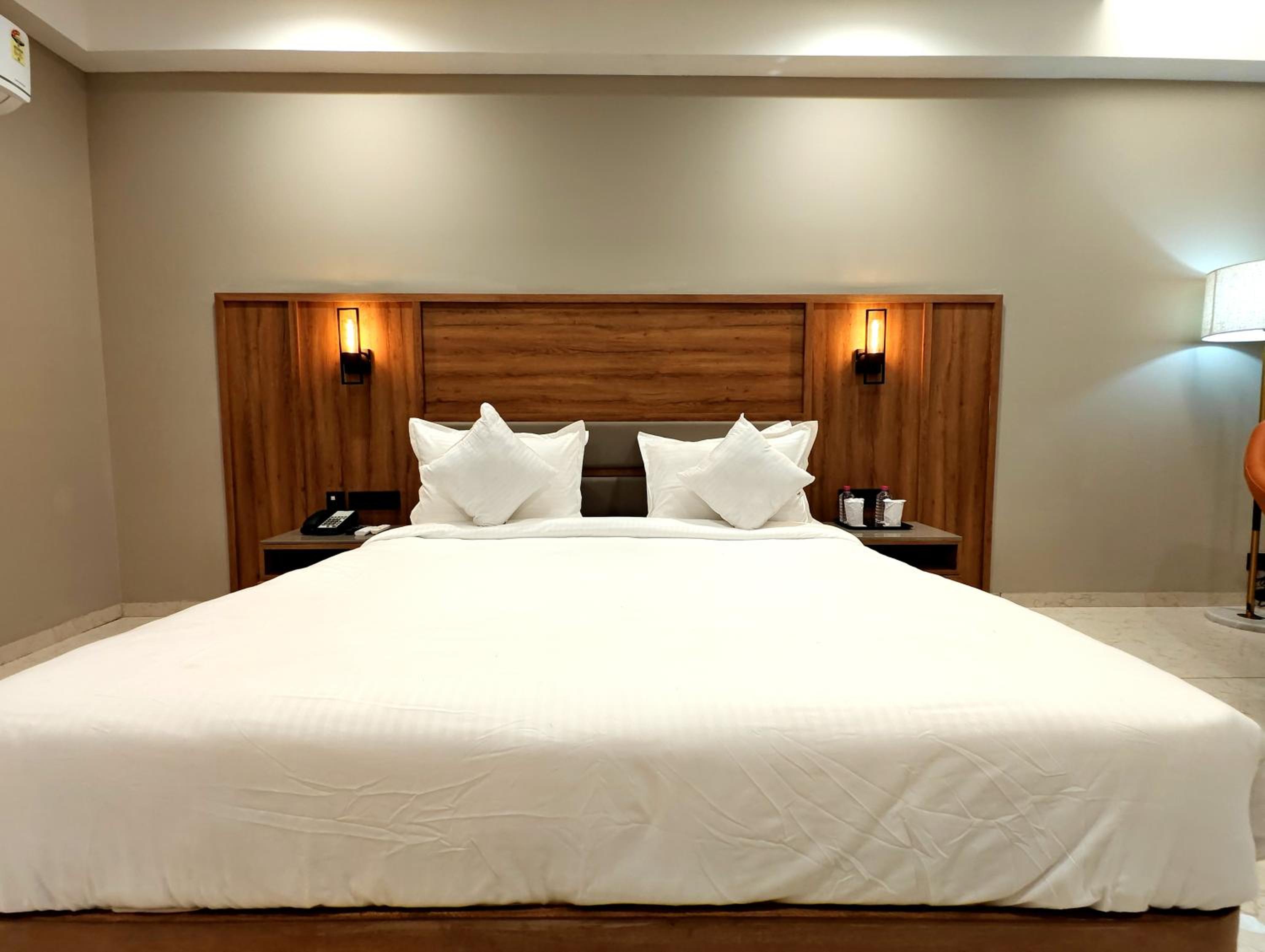 Deluxe King Room - Photo 27
