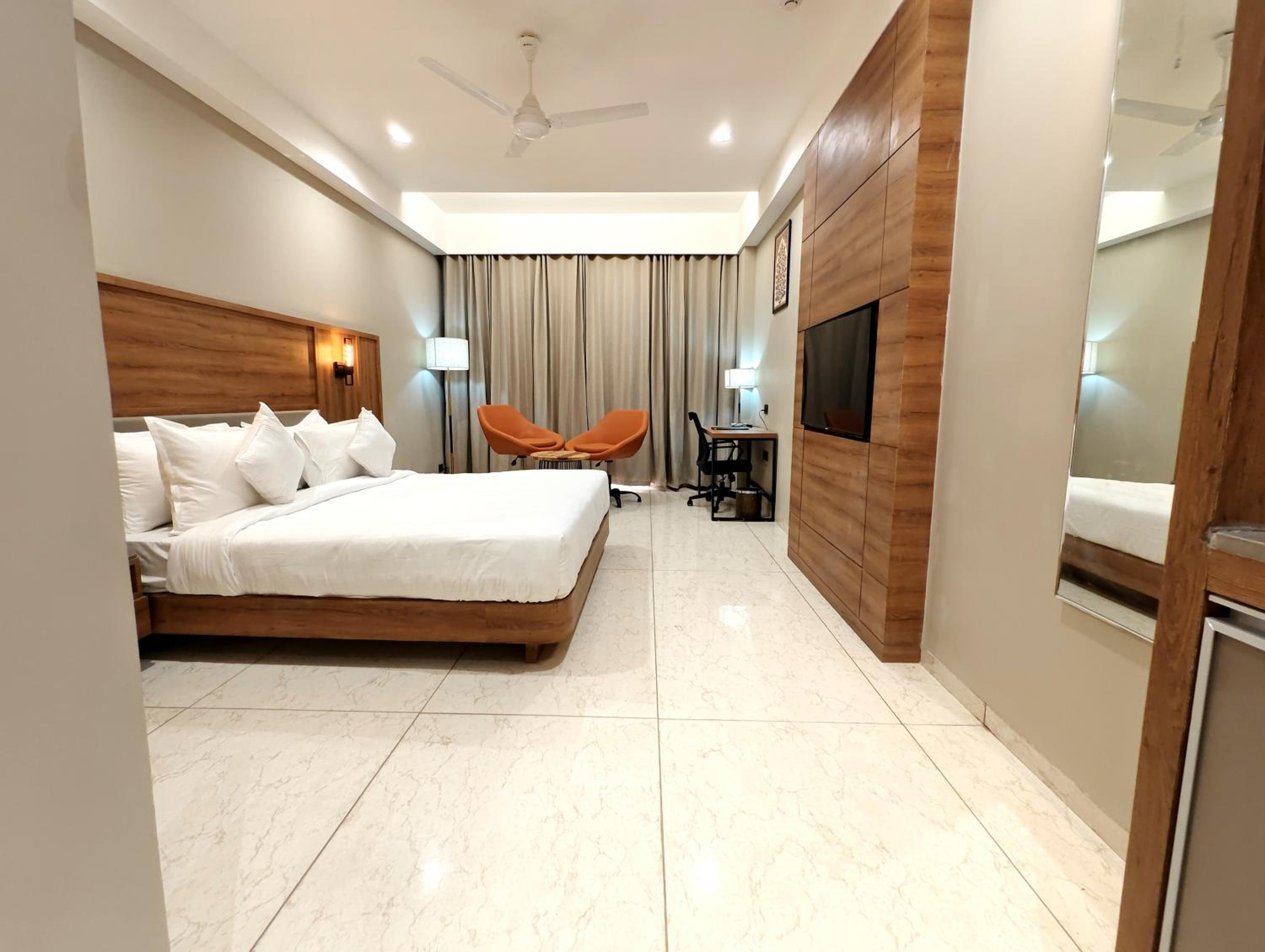 Deluxe King Room - Photo 26