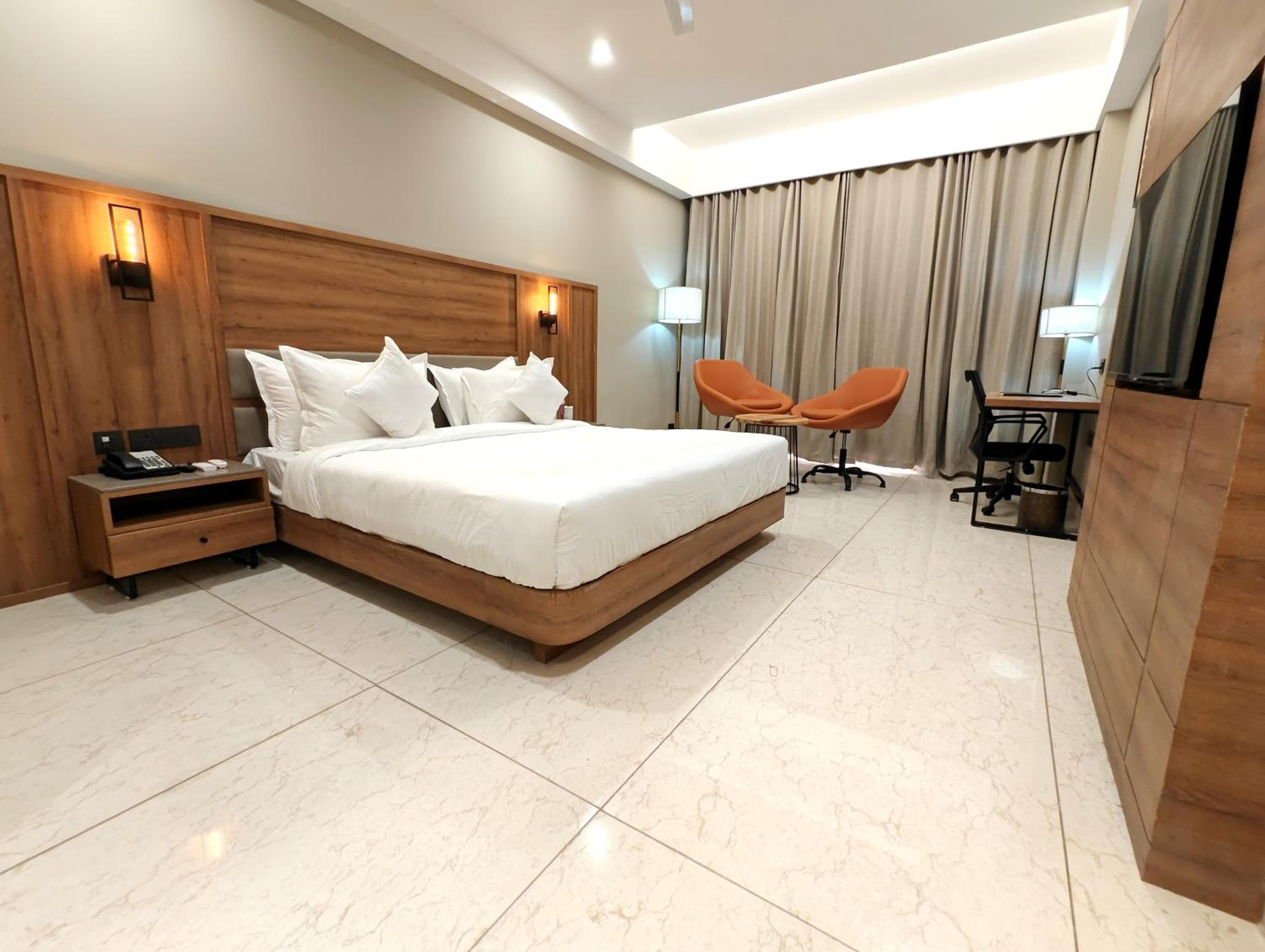 Deluxe King Room - Photo 25