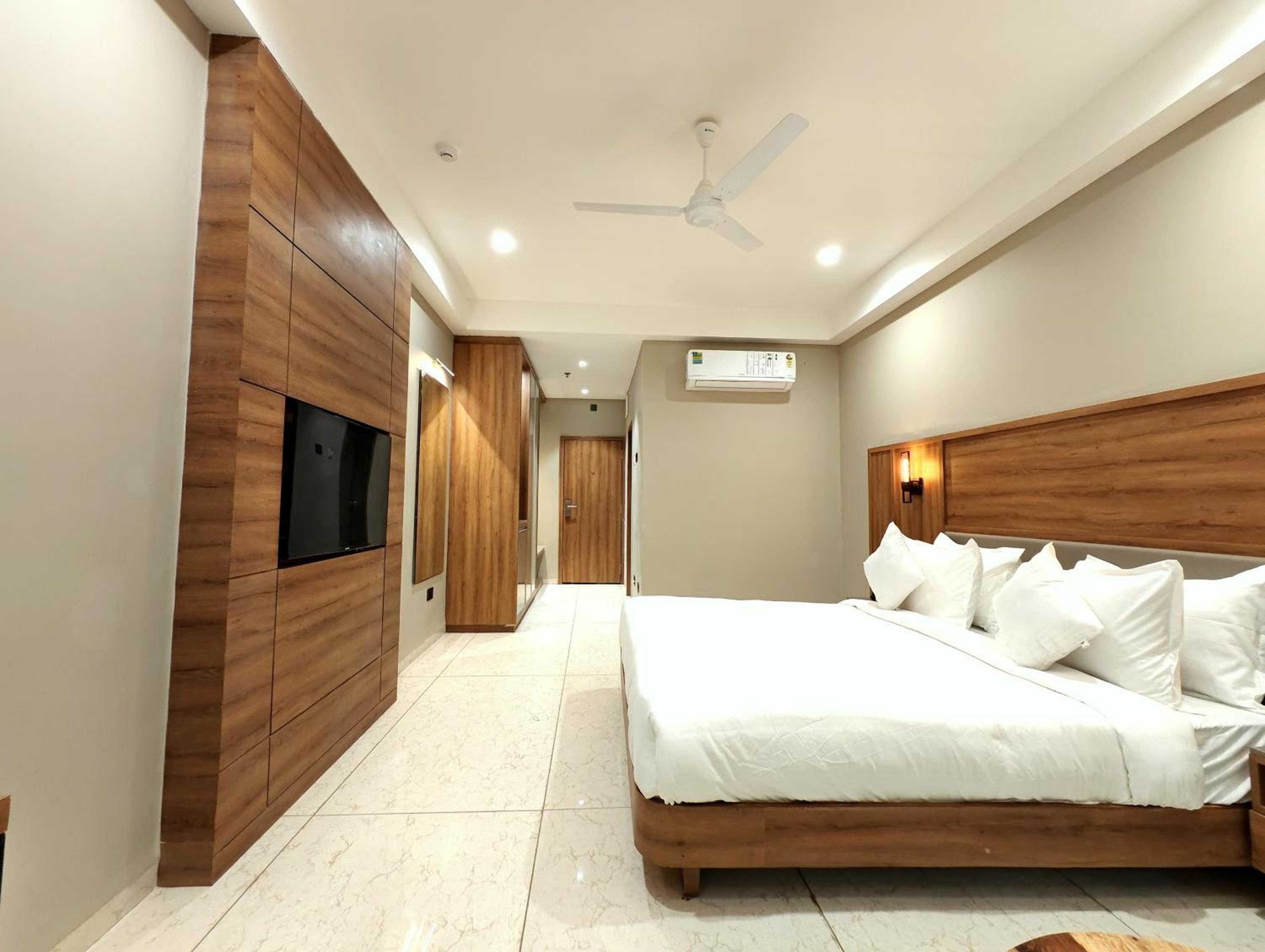 Deluxe King Room - Photo 24