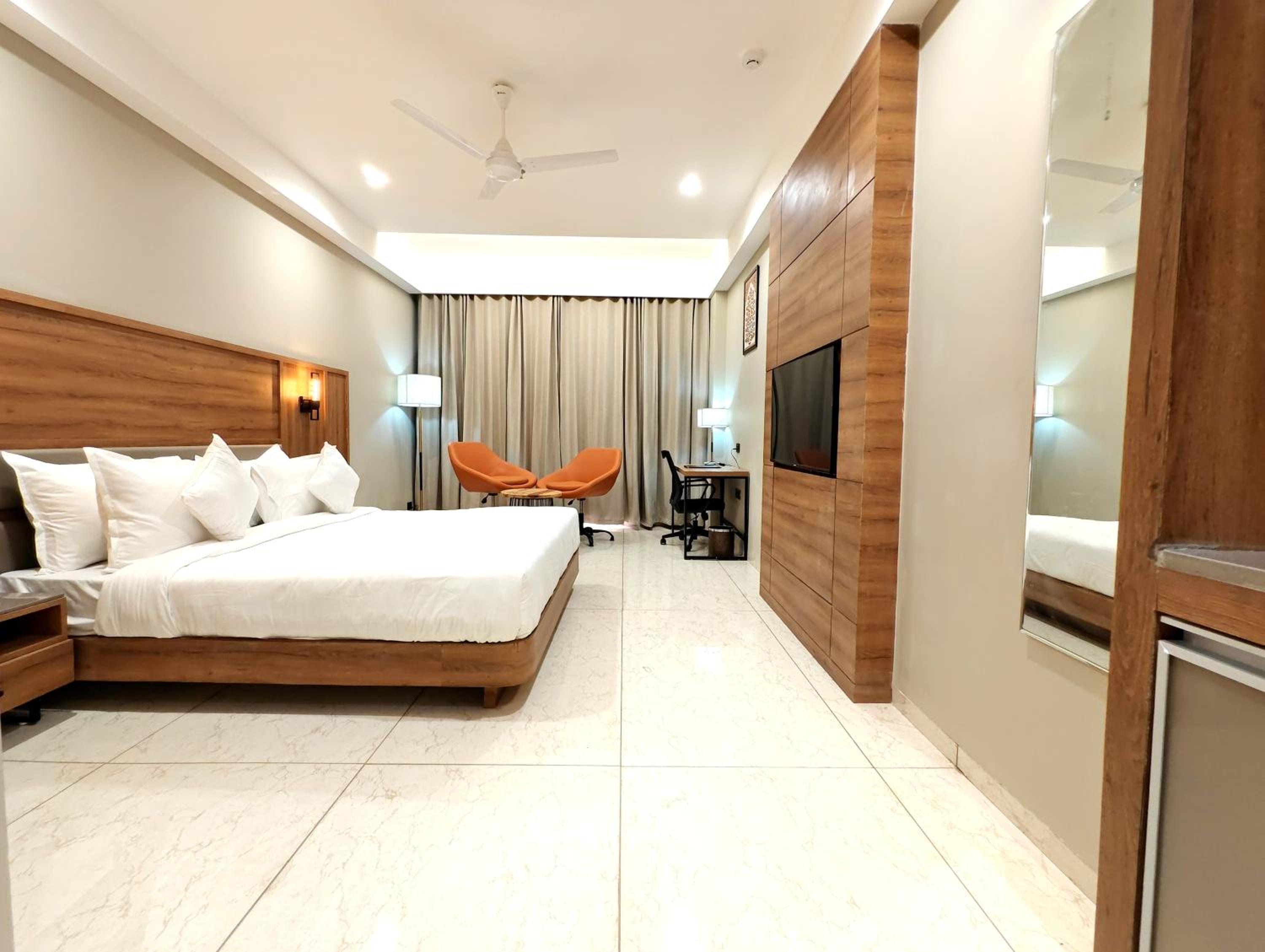 Deluxe King Room - Photo 23