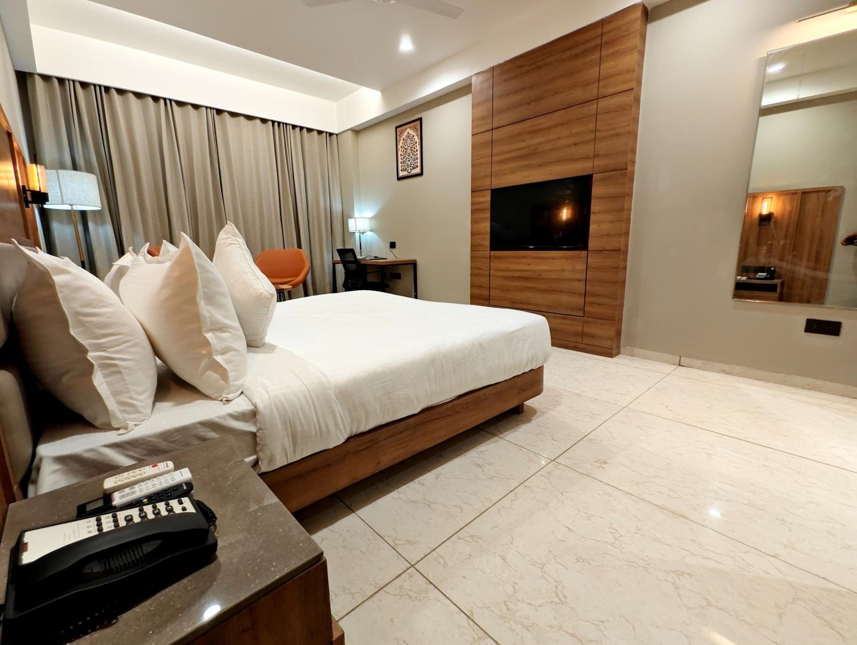 Deluxe King Room - Photo 22