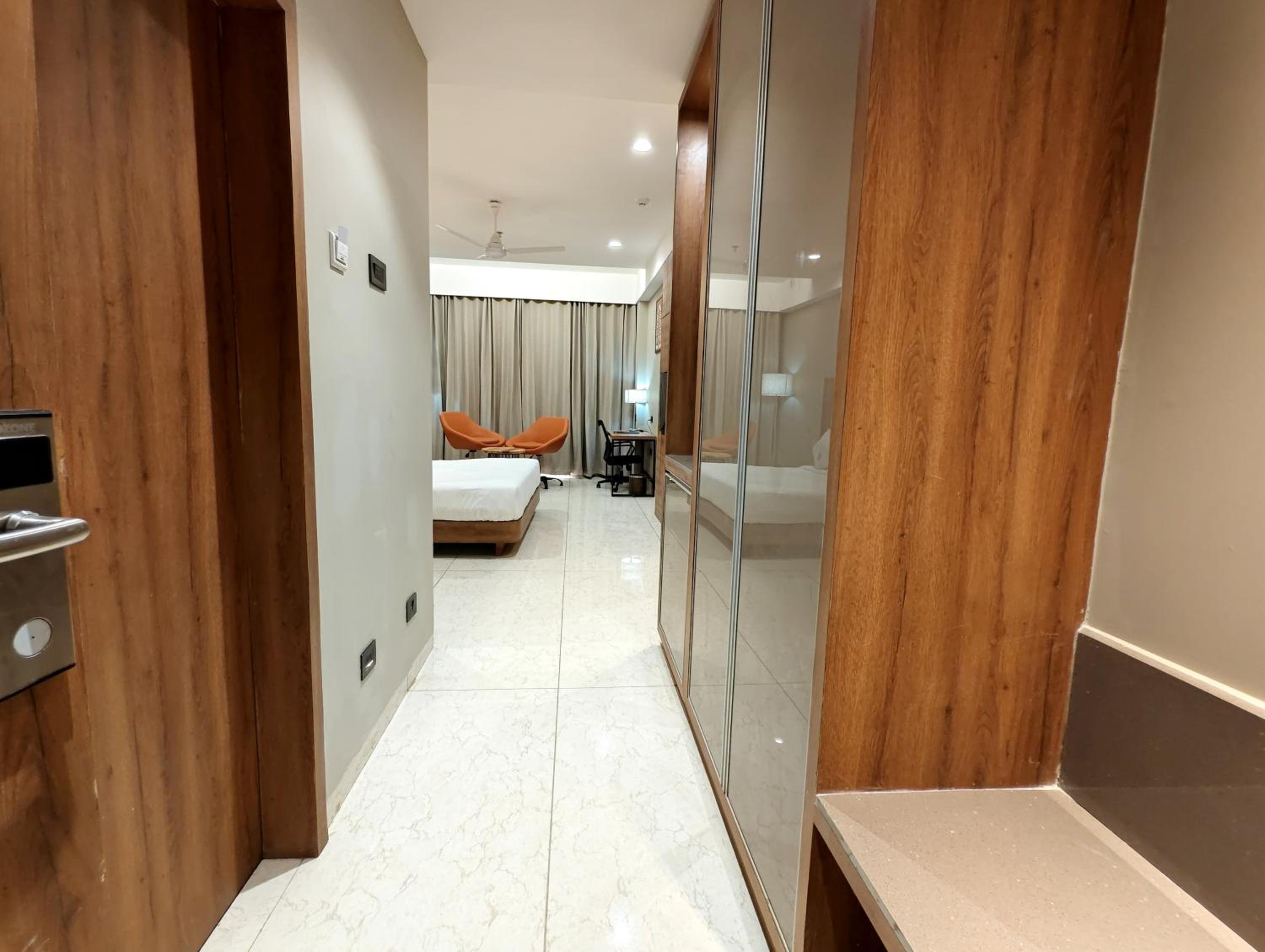 Deluxe King Room - Photo 21
