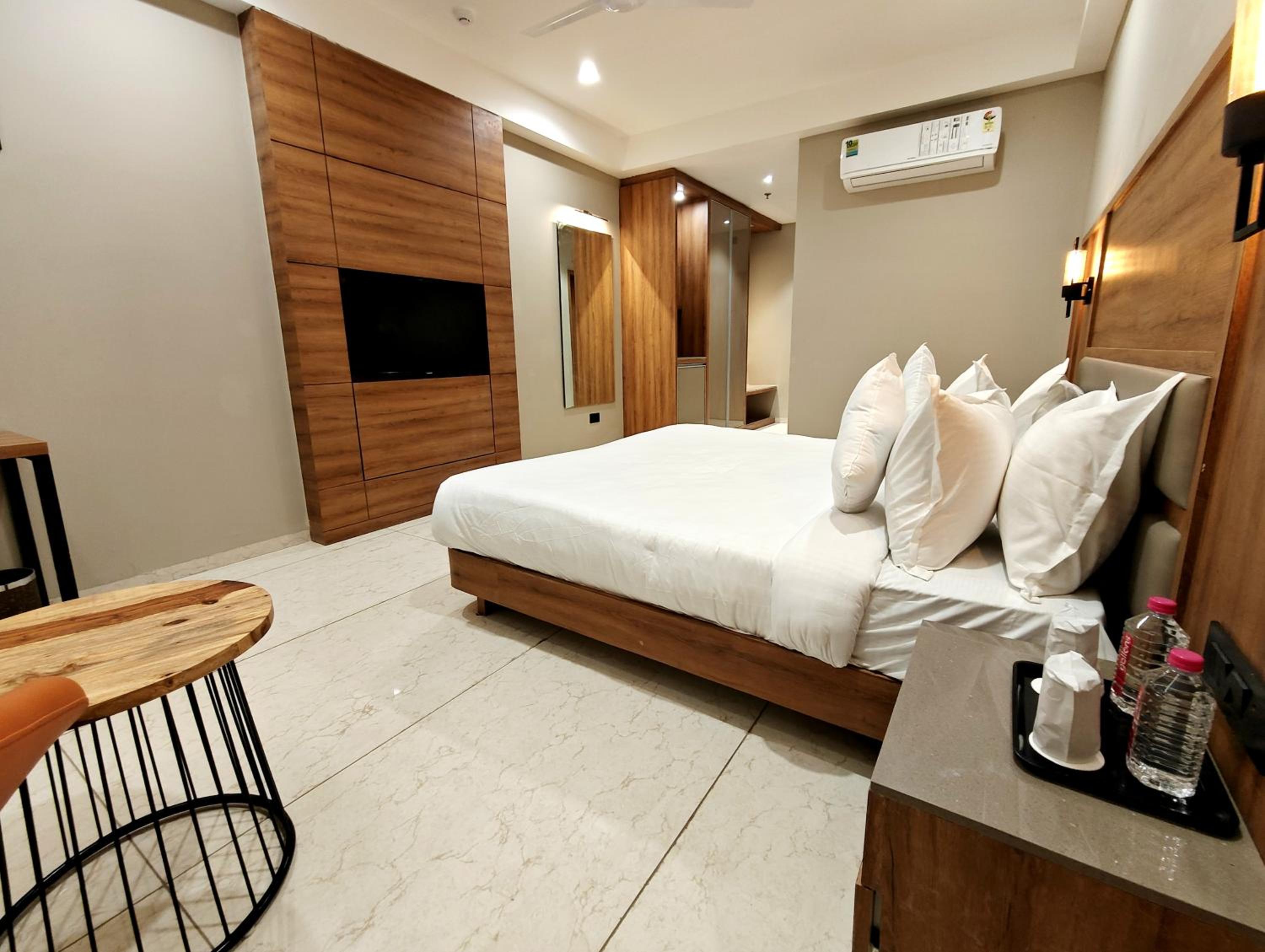 Deluxe King Room - Photo 19