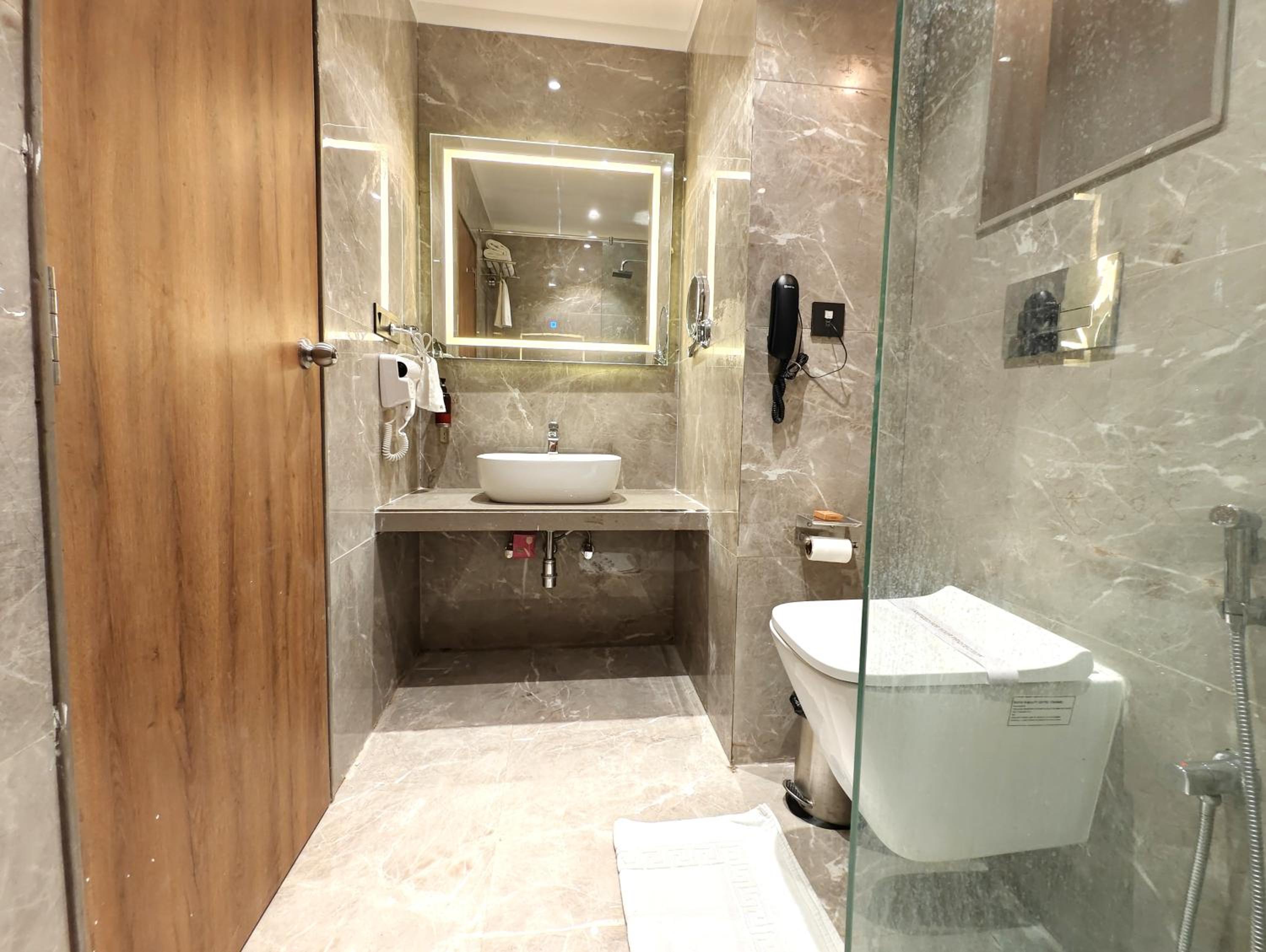 Deluxe King Room - Photo 17