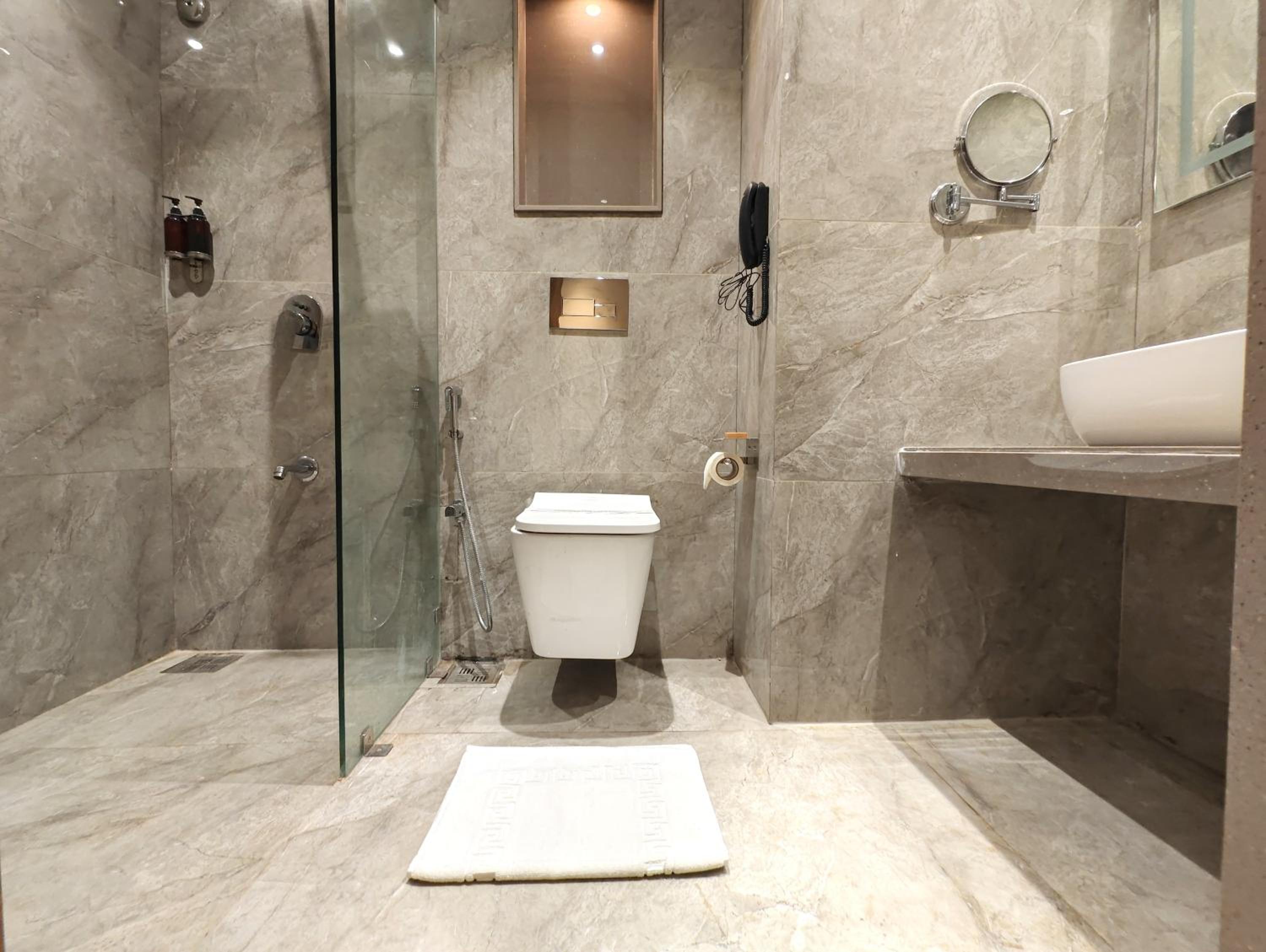 Deluxe King Room - Photo 16