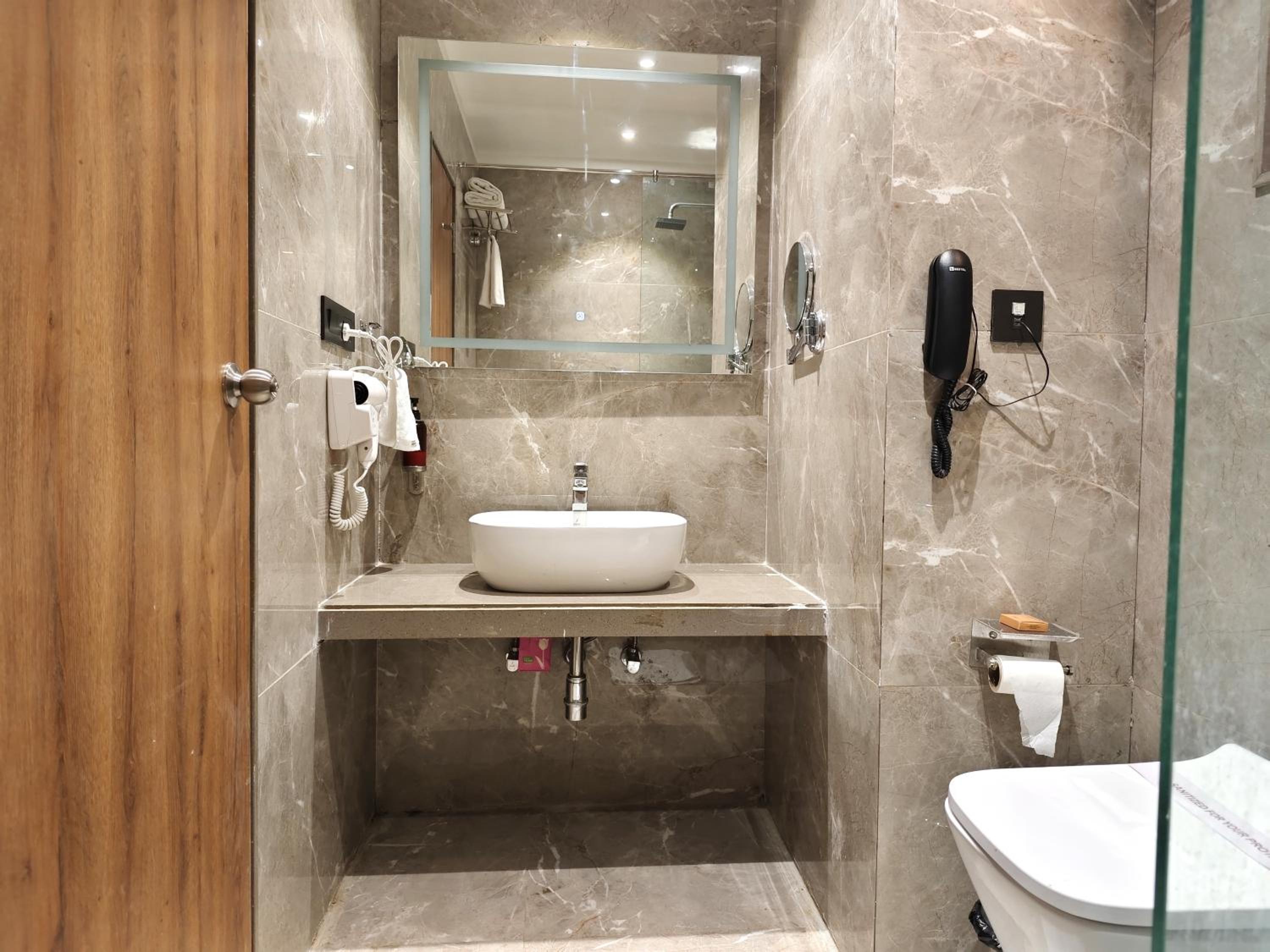 Deluxe King Room - Photo 15