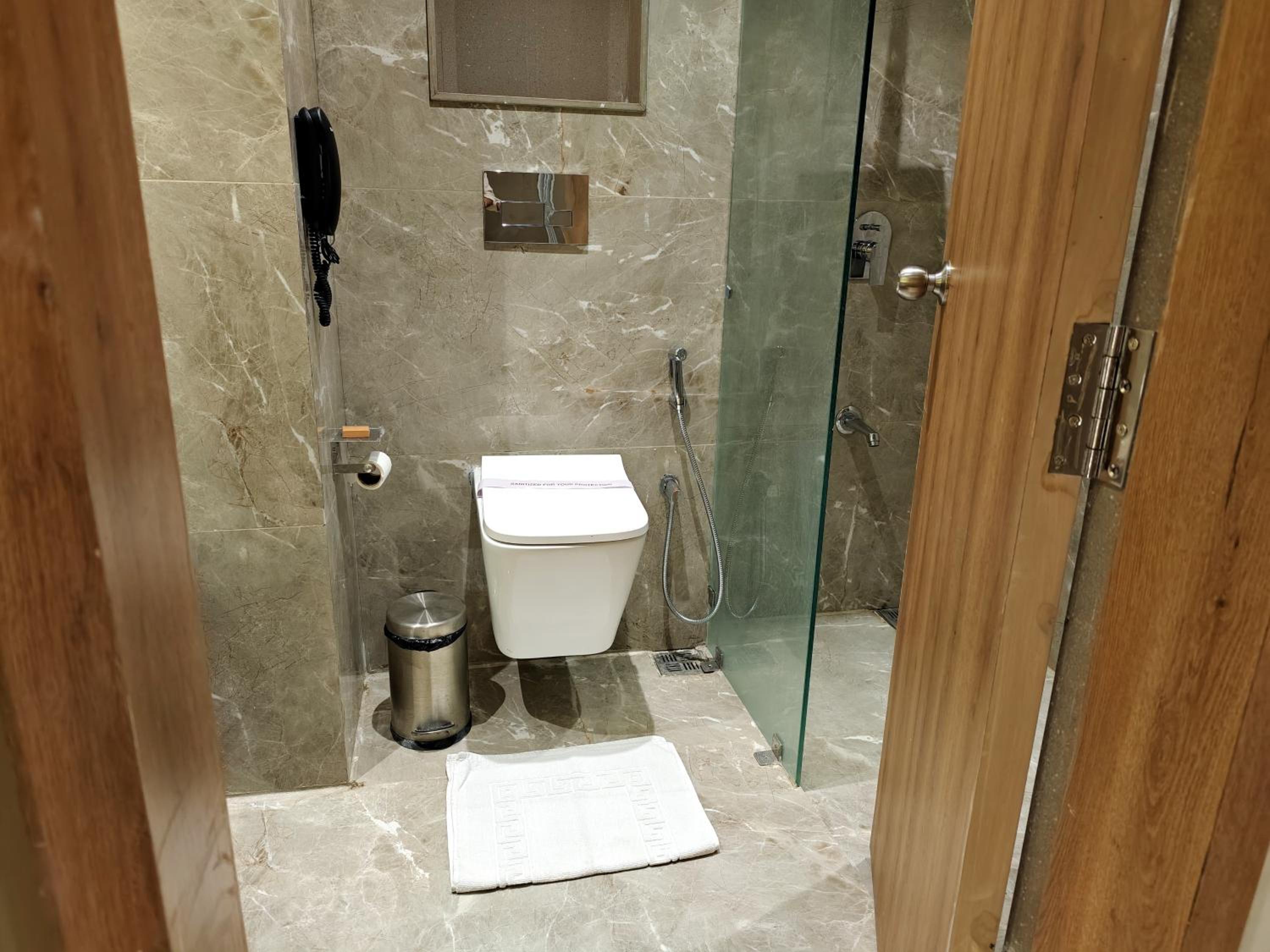 Deluxe King Room - Photo 14