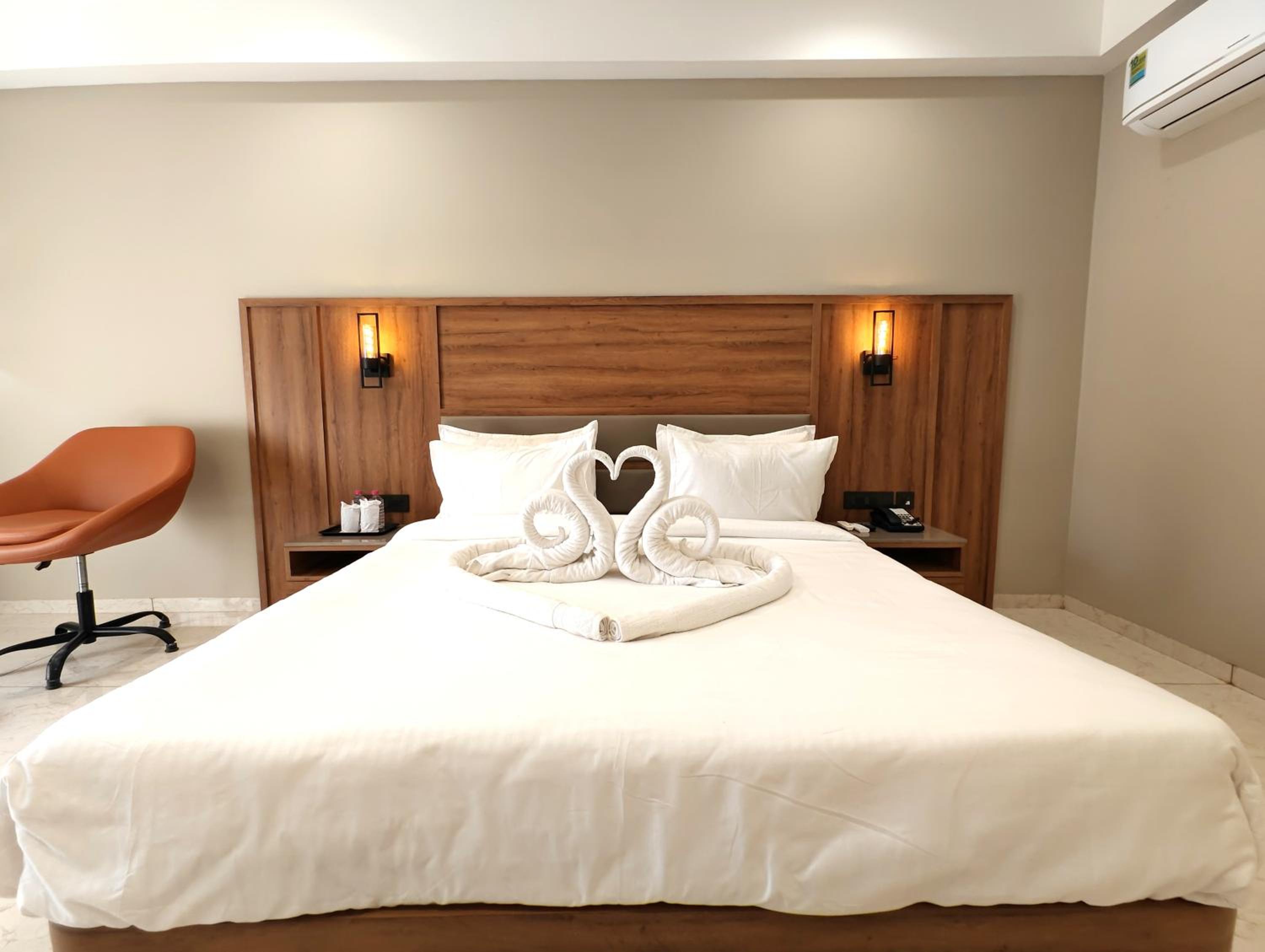 Deluxe King Room - Photo 11