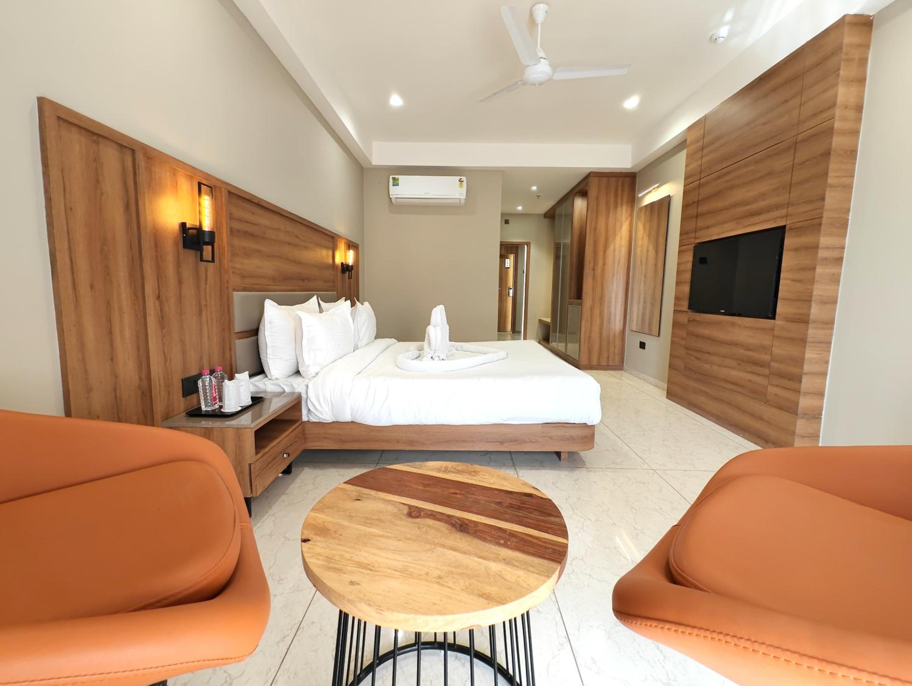 Deluxe King Room - Photo 10