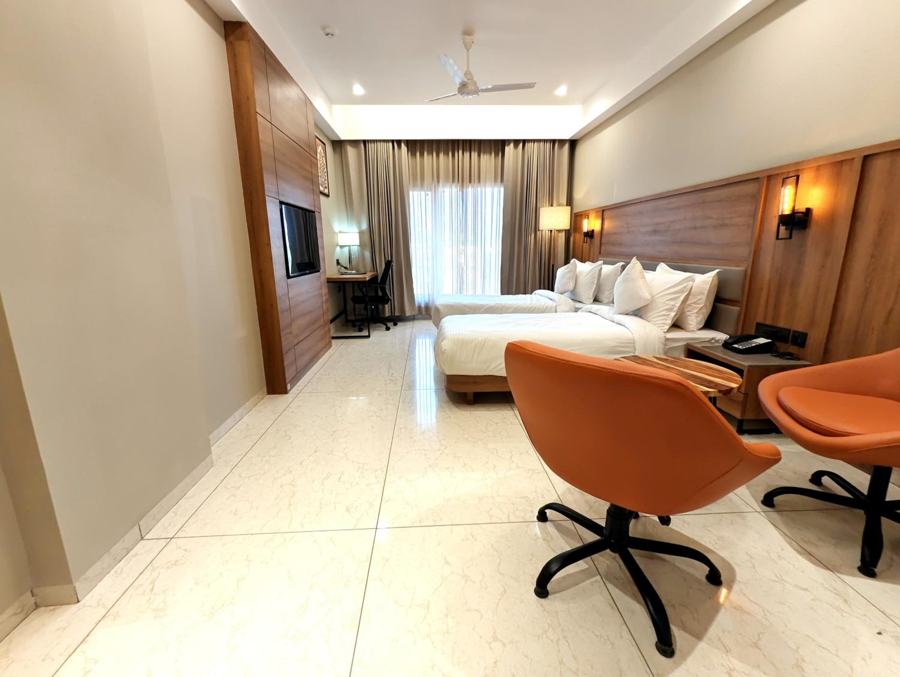 Deluxe King Room - Photo 9