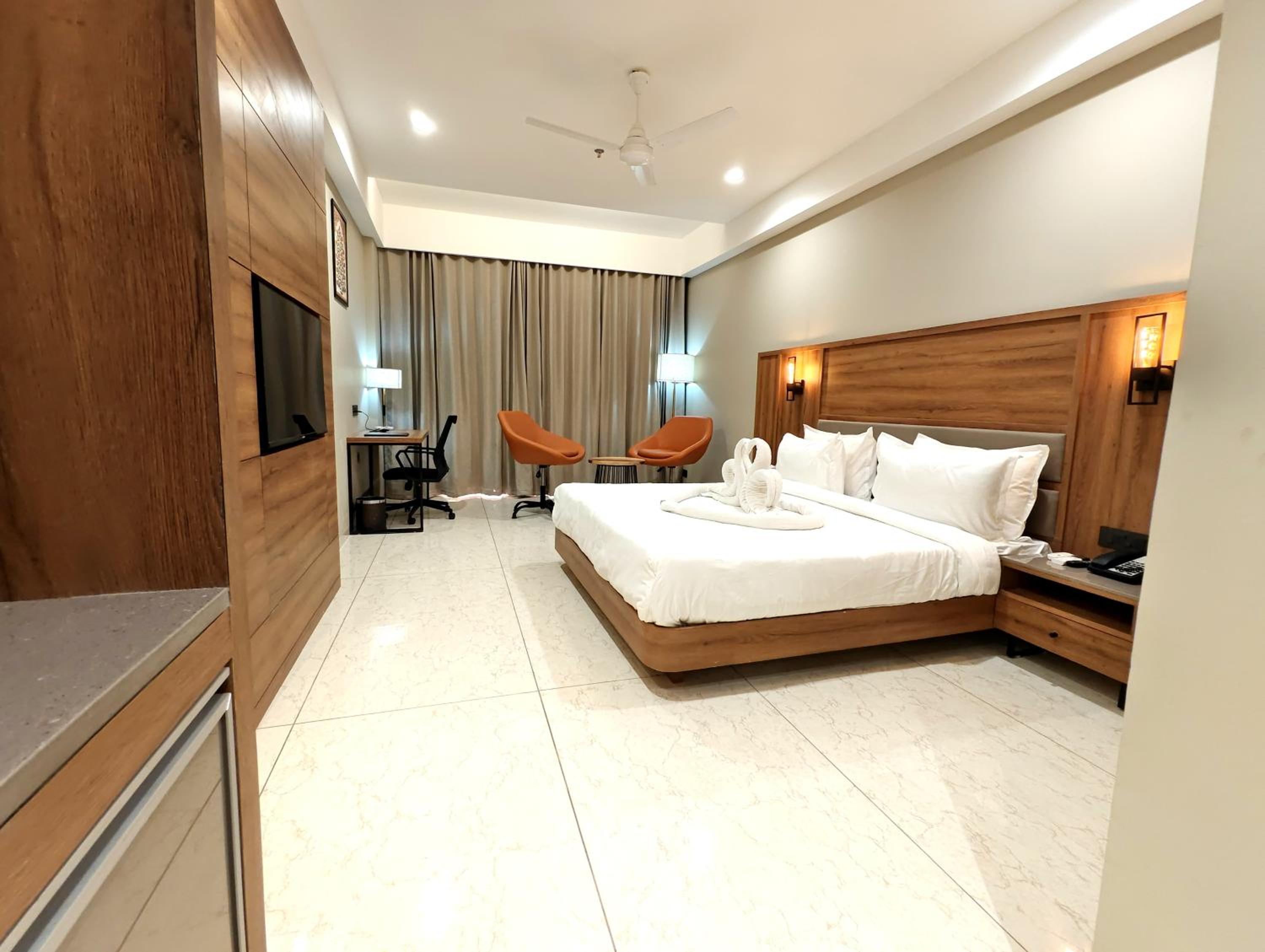 Deluxe King Room - Photo 8