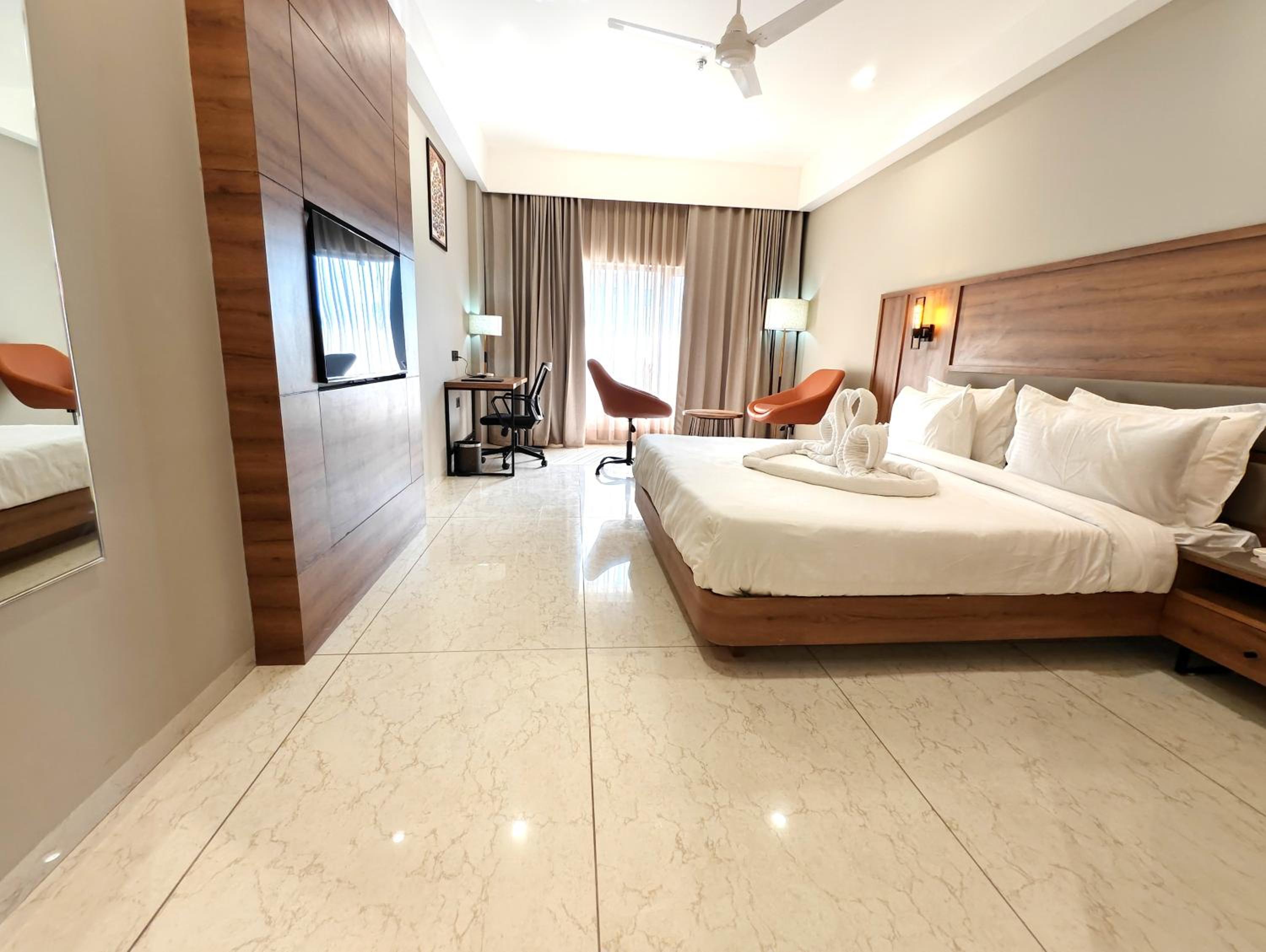 Deluxe King Room - Photo 7