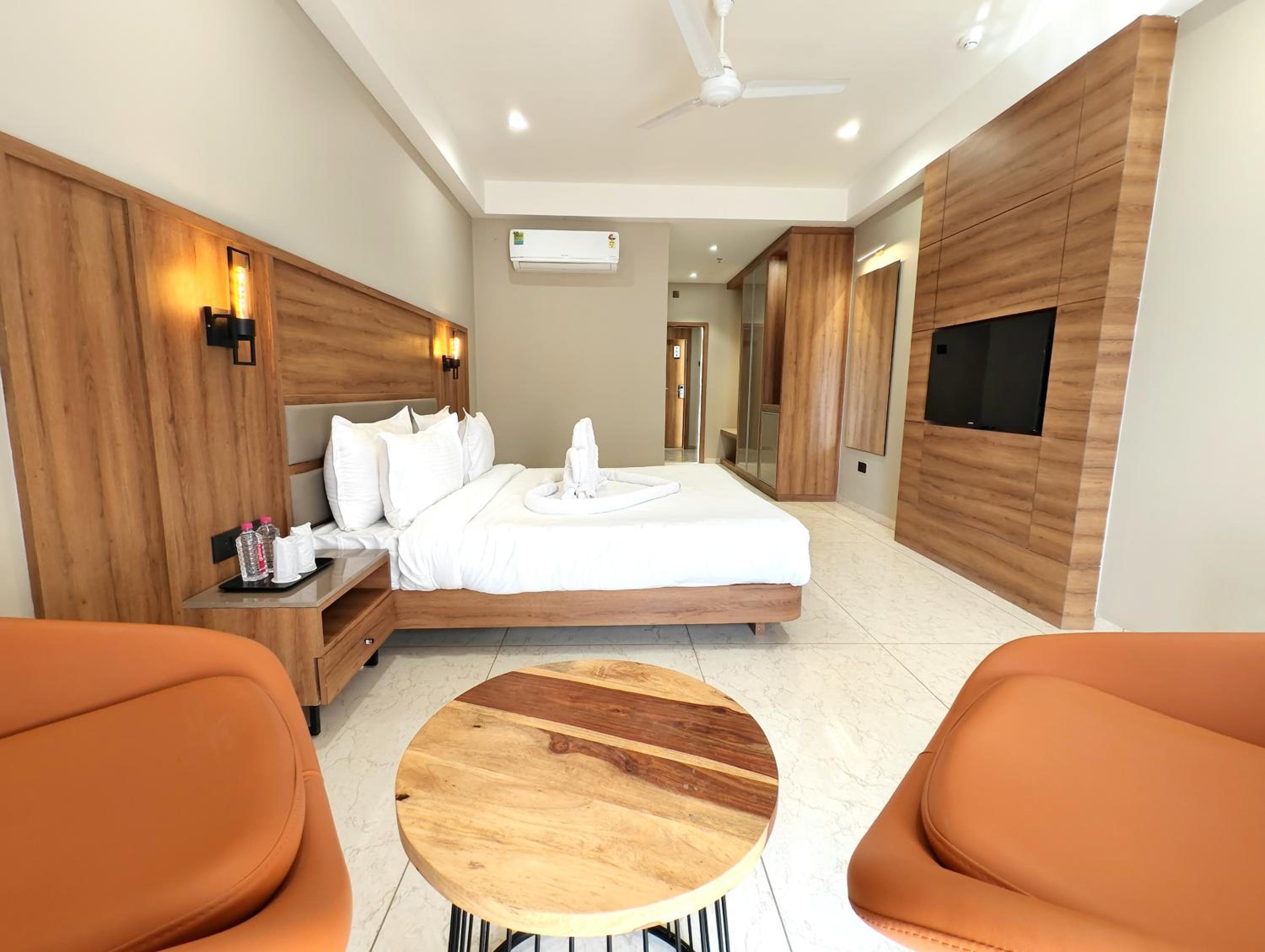 Deluxe King Room - Photo 6