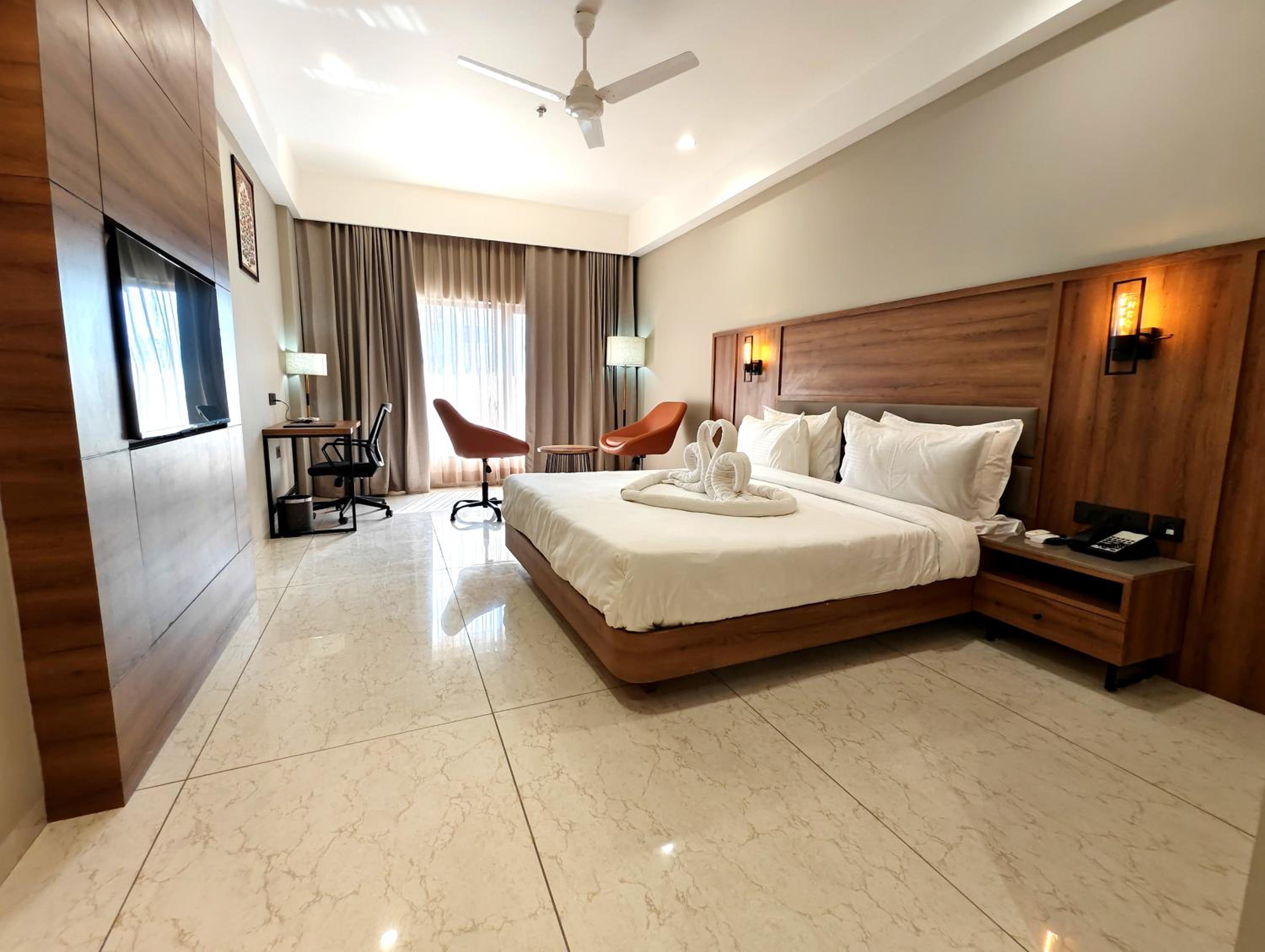 Deluxe King Room - Photo 5