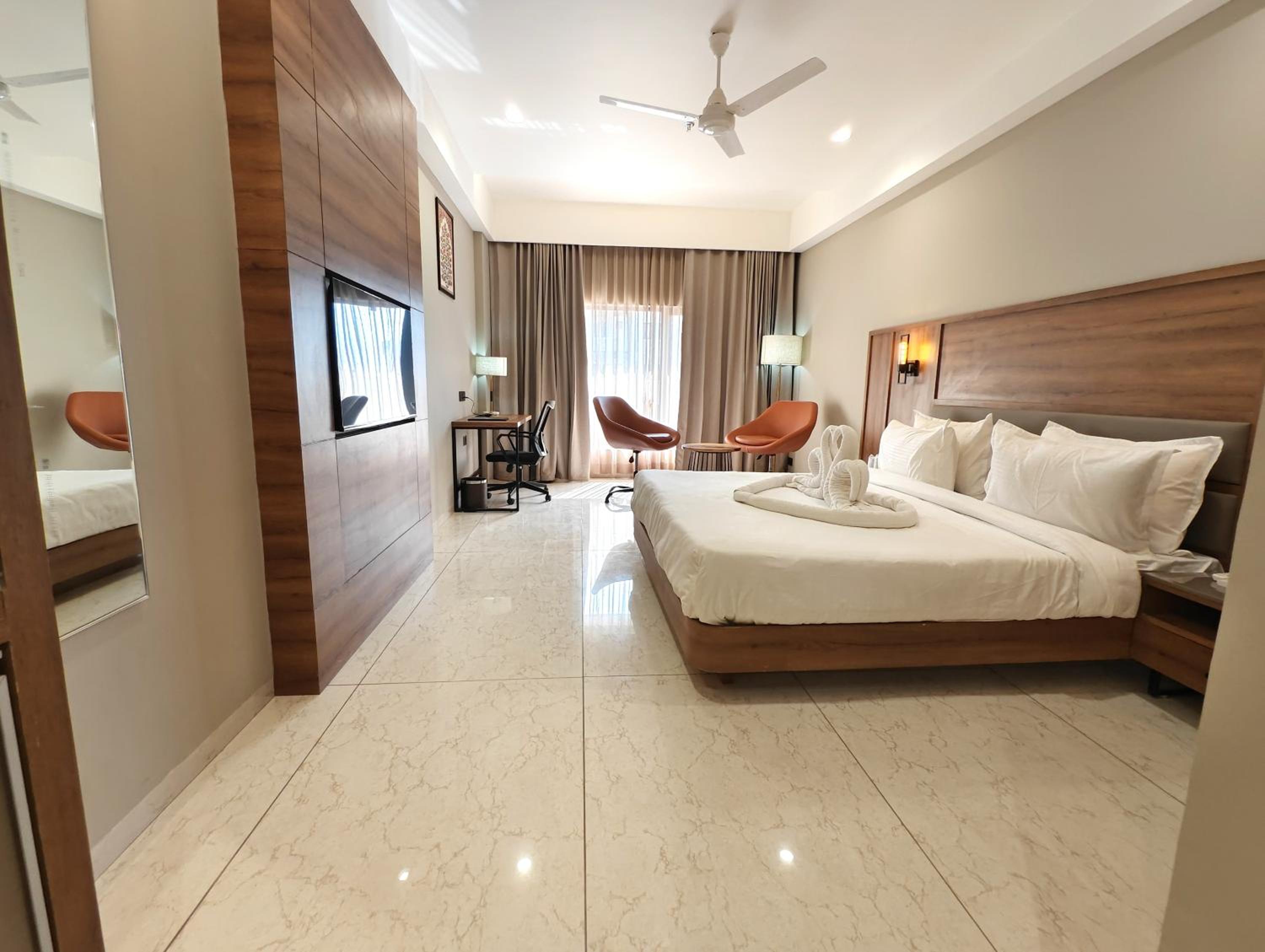 Deluxe King Room - Photo 4
