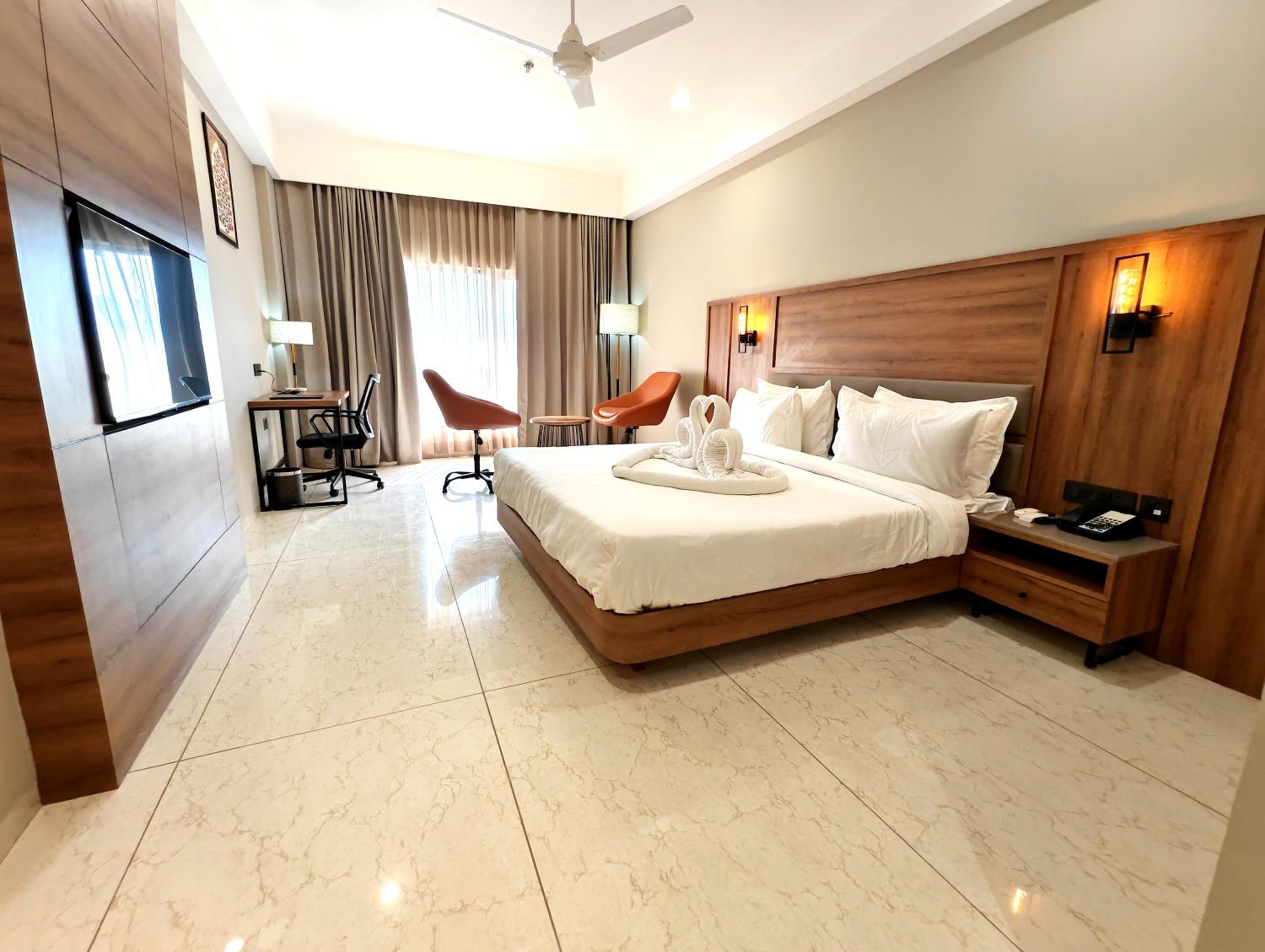 Deluxe King Room - Photo 3